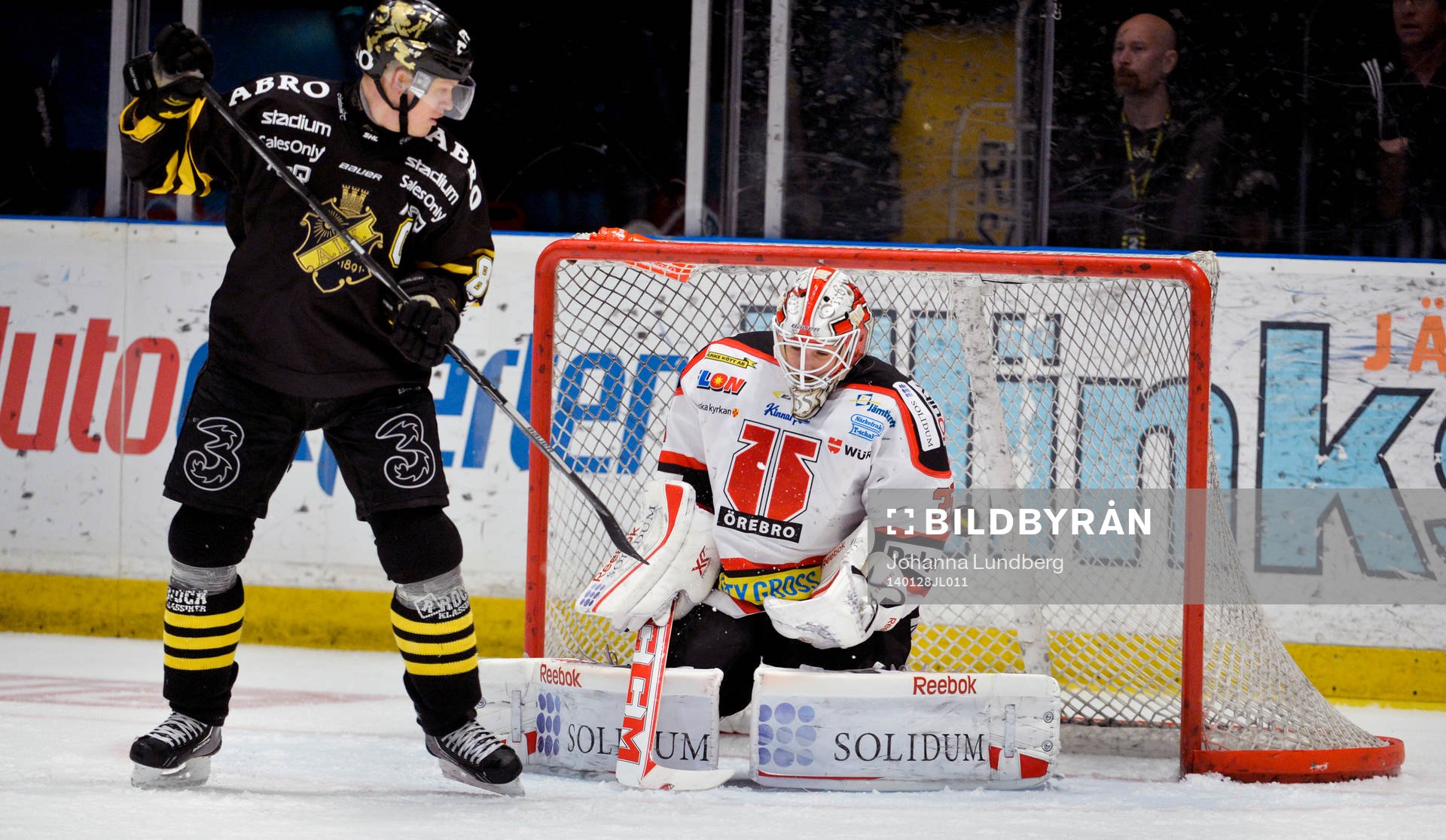 s Patric Blomdahl gör 1-1 bakom Örebros målvakt Tim