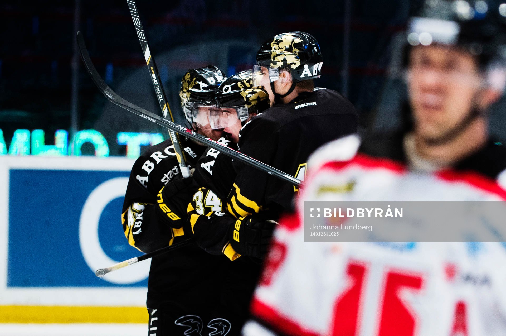 s Michael Lindqvist och Theodor Lennström jublar