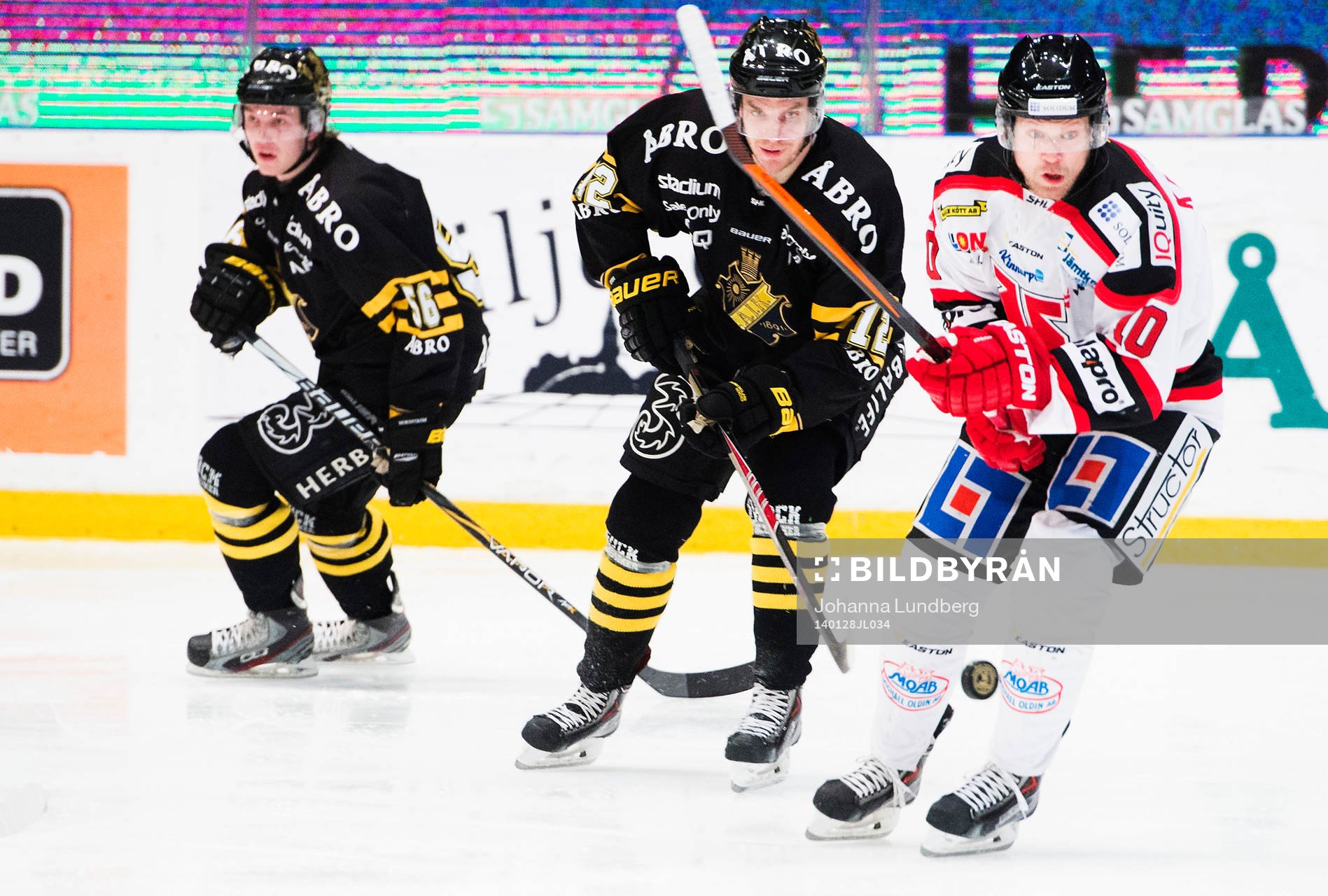 s Fredrik Hynning  och Örebros Jonas Karlsson i kamp om