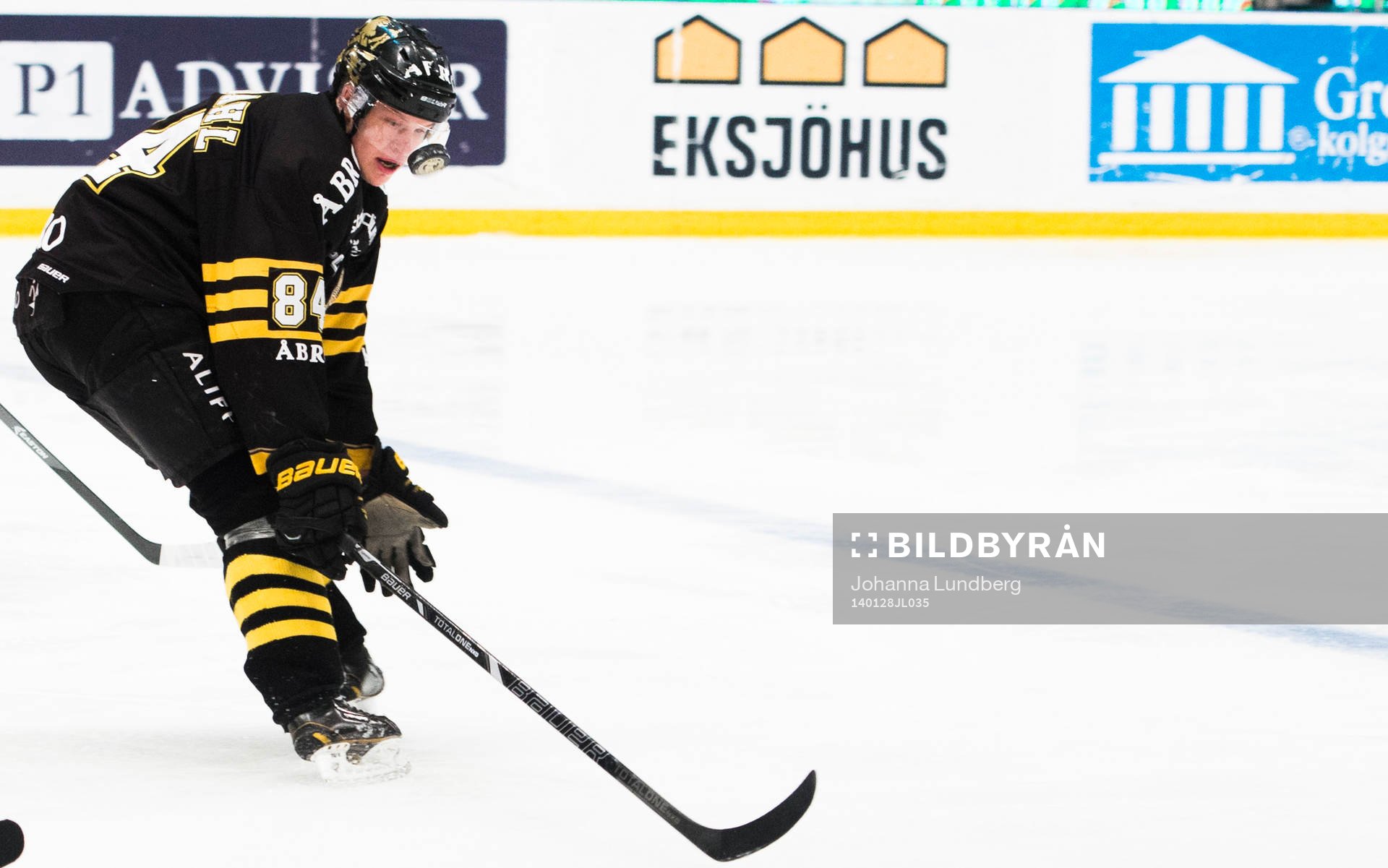 s Patric Blomdahl  med ögonen på pucken