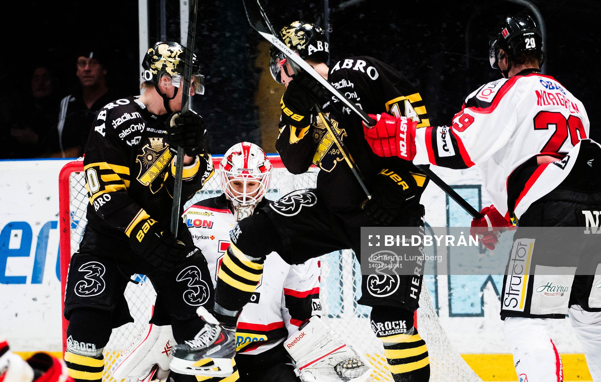 s Esa Pirnes  och Mark Hurtubise framför Örebros målvakt