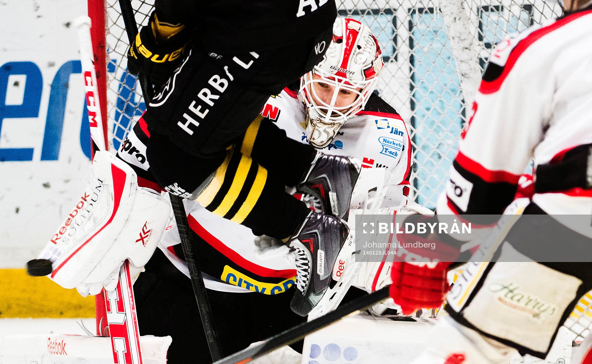 Örebros målvakt Tim Sandberg räddar pucken bakom