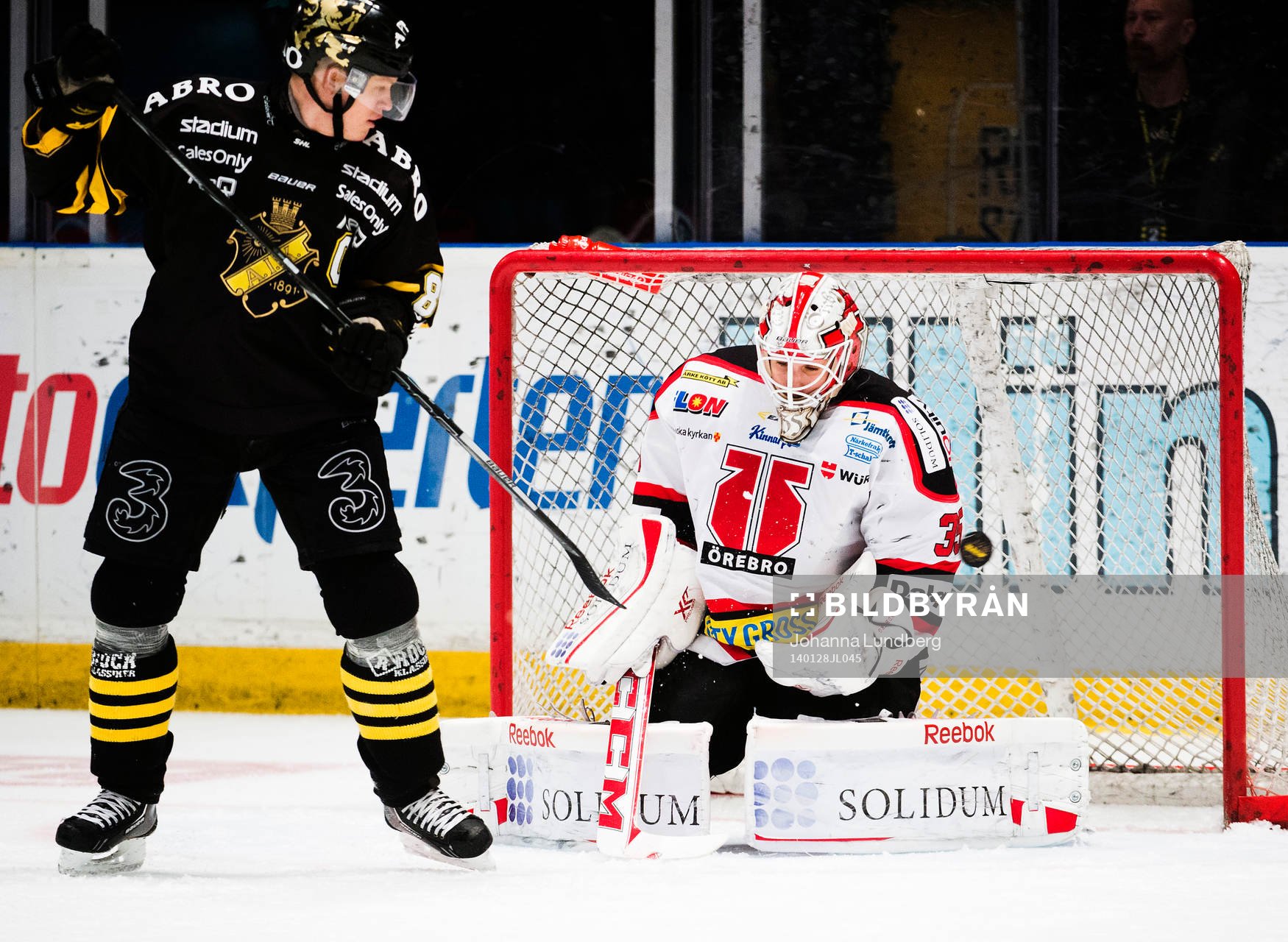 s Patric Blomdahl  gör 1-1 bakom Örebros målvakt Tim