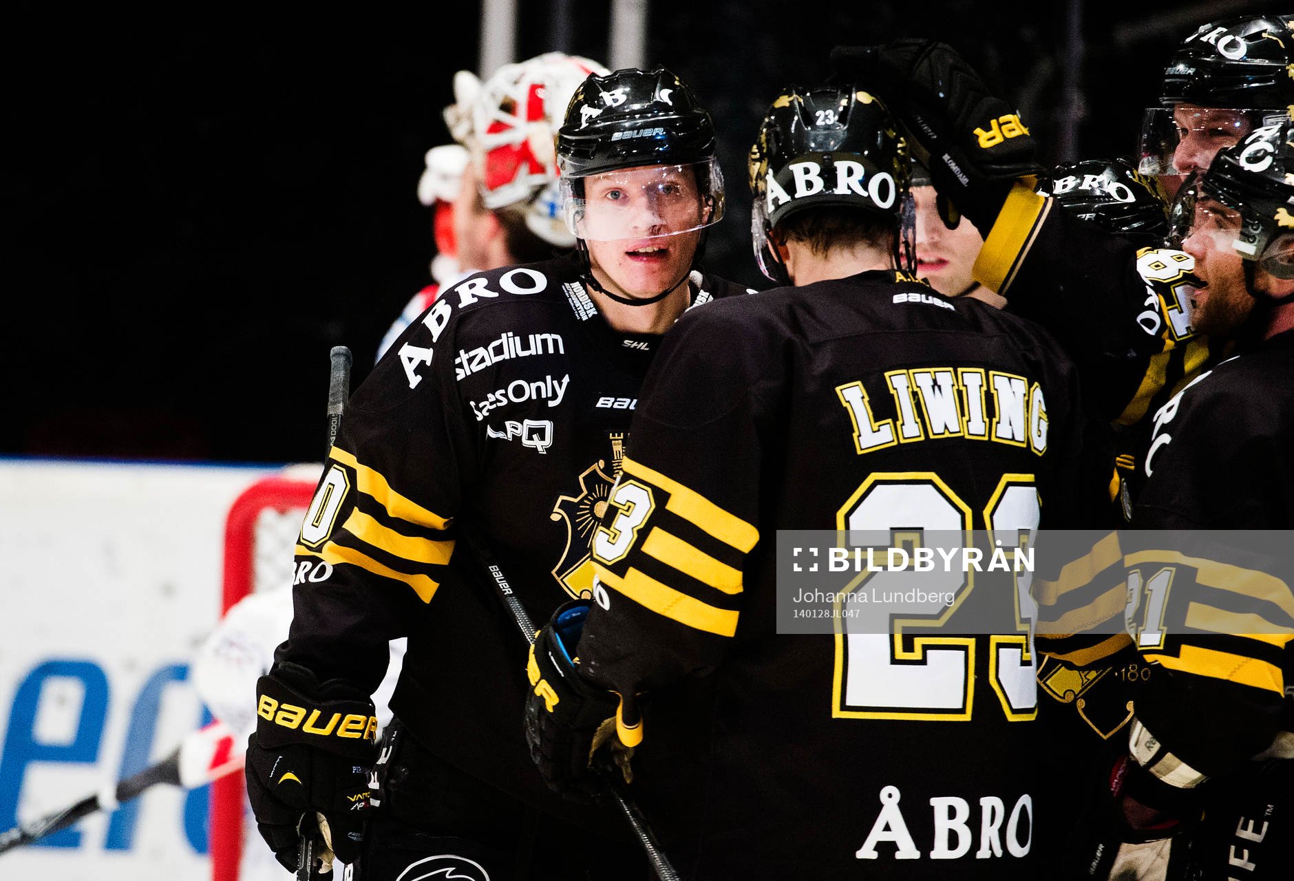 s Esa Pirnes (vänster) jublar med sina lagkamrater