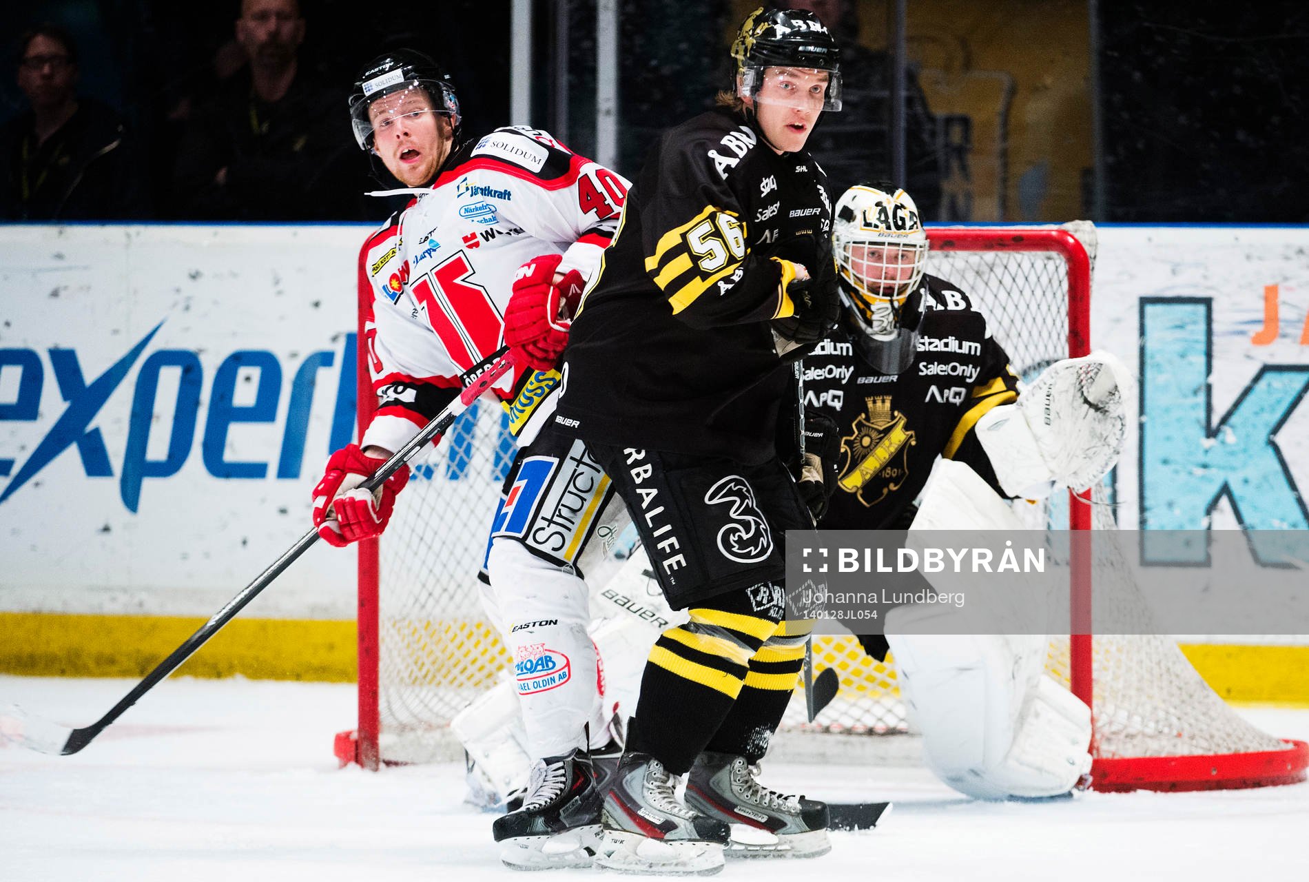 s Dennis Nordström framför målvakt Tim Sandberg