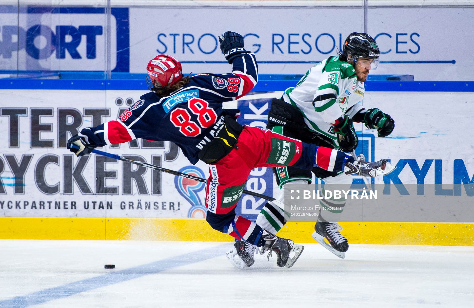 Södertäljes William Nylander Altelius tacklas fult av