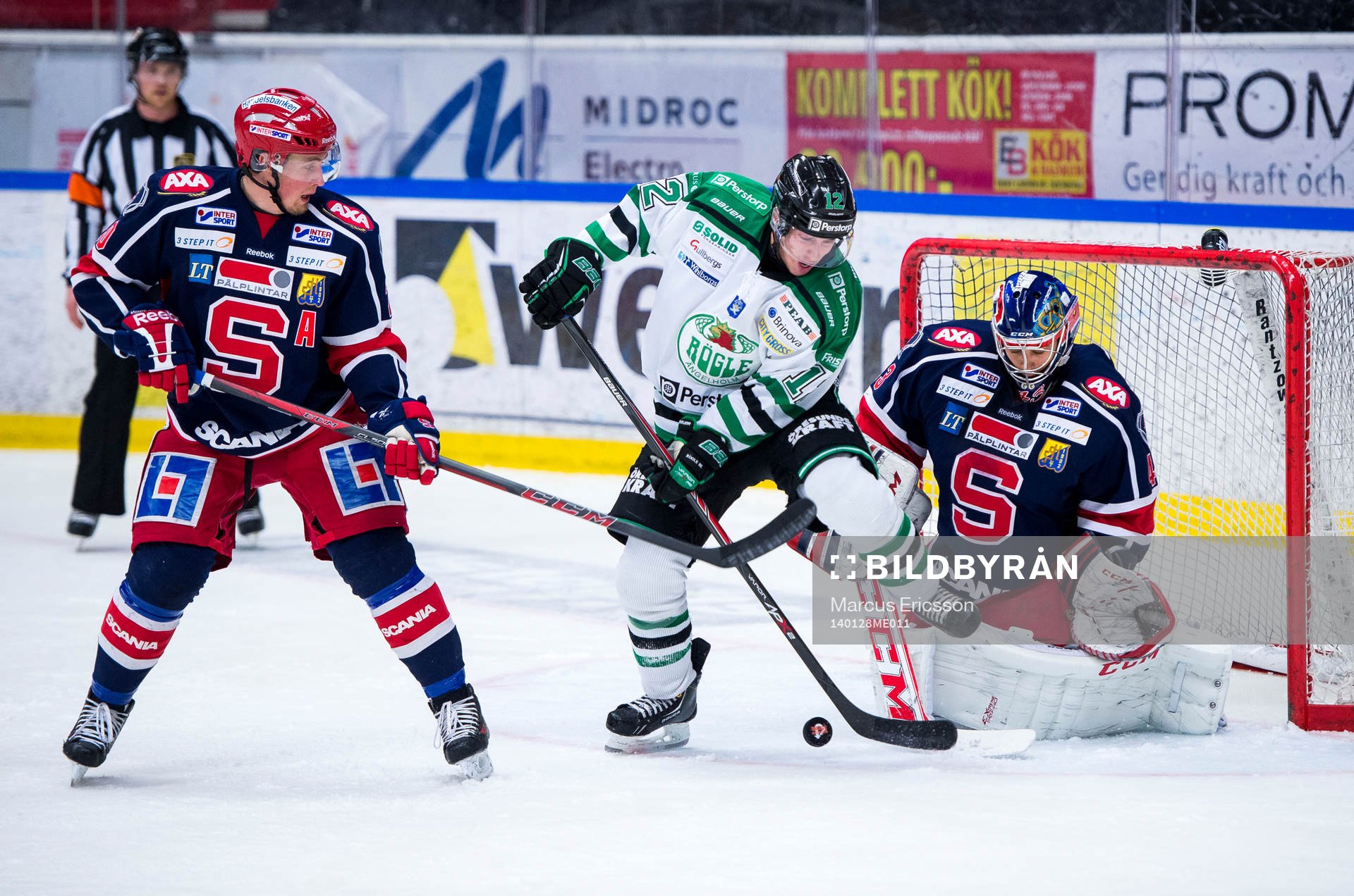 Rögles Erik Thorell mellan Södertäljes Johan Jonsson och