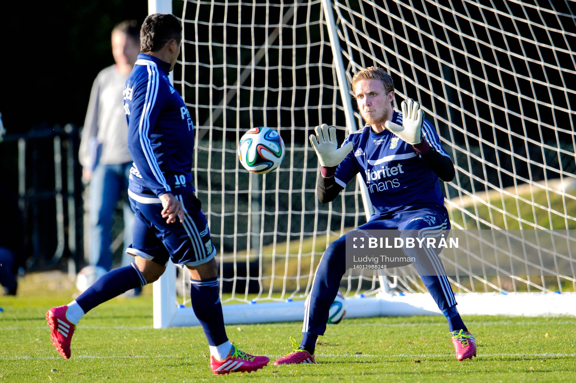 IFK Göteborgs målvakt Marcus Sandberg räddar skottet