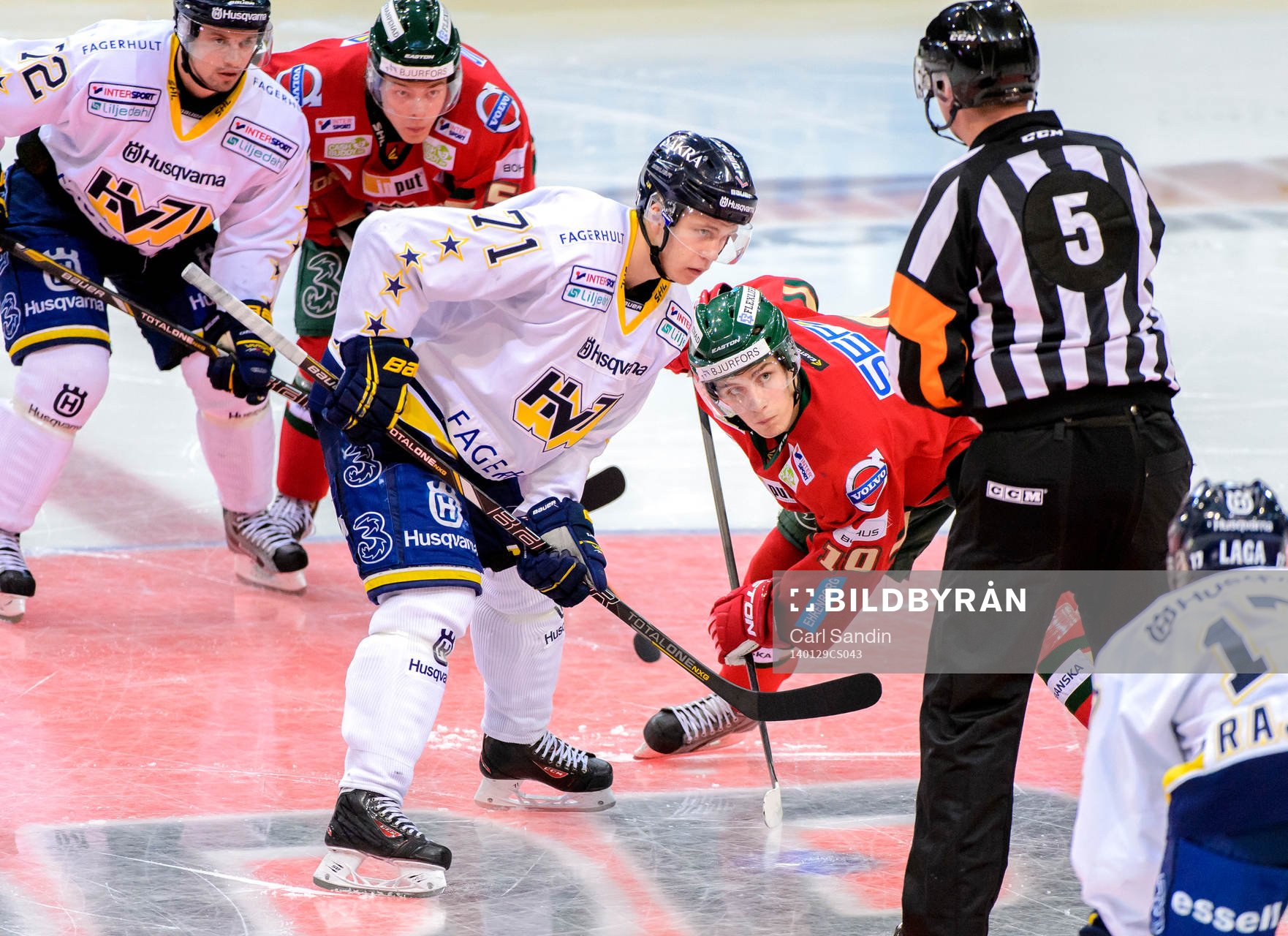 s William Karlsson och Frölundas Alexander Wennerberg gör