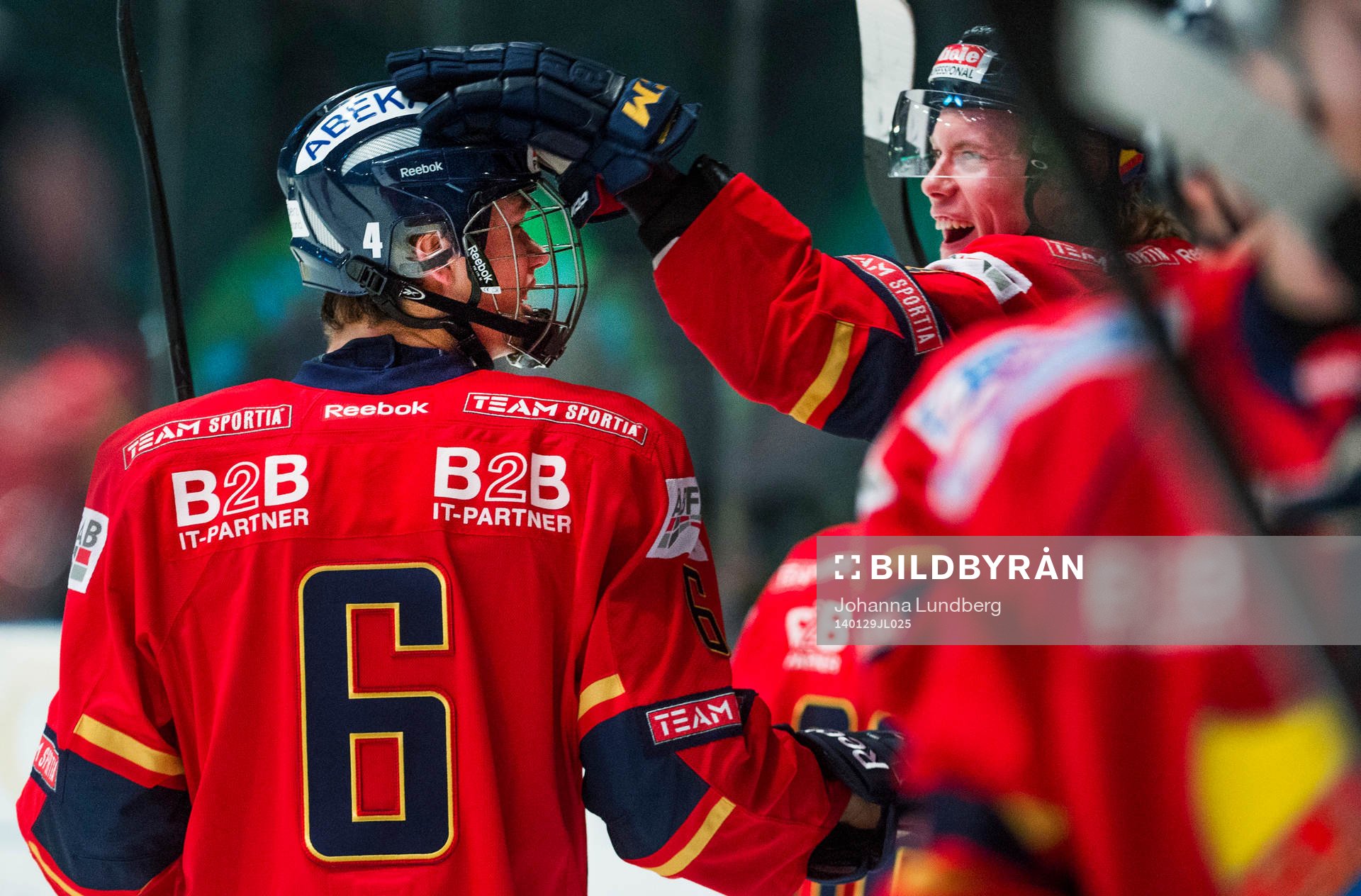 Djurgårdens Andreas Englund klappas om av Samuel Lofquist