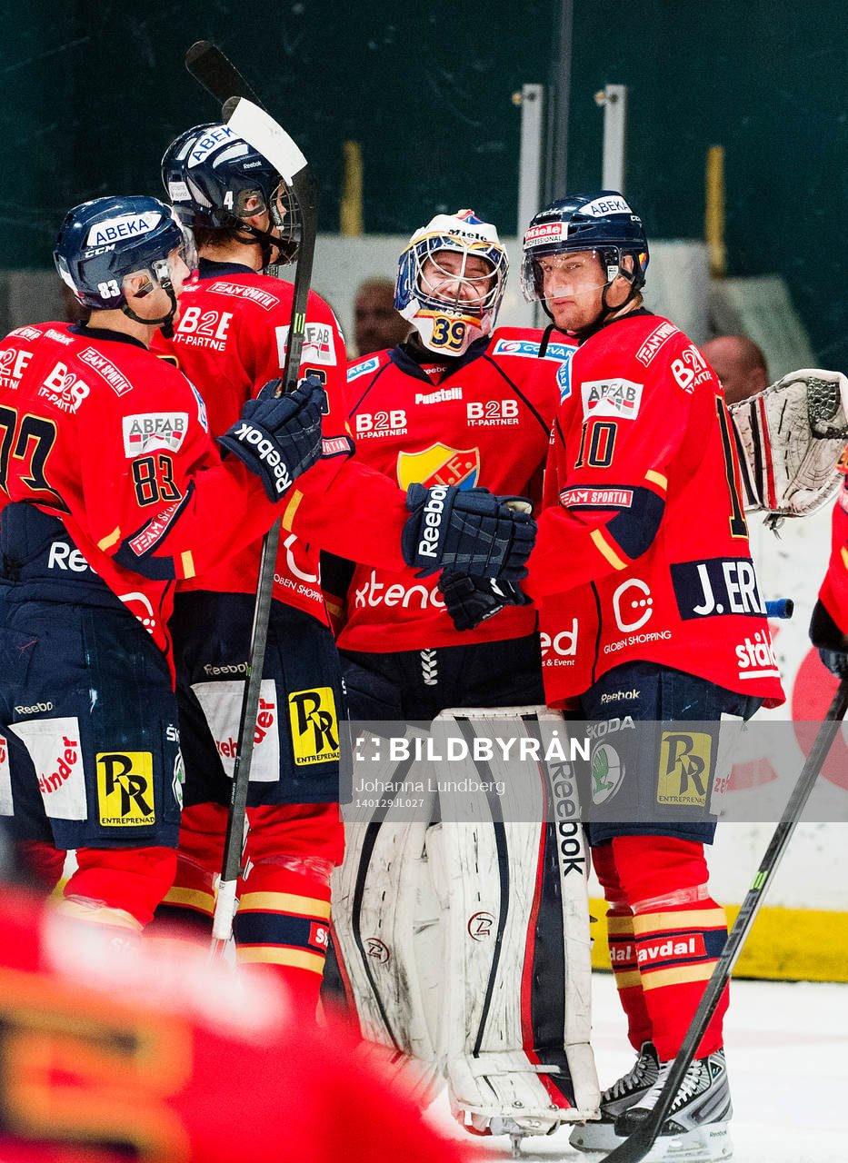 Djurgårdens spelare jublar med målvakt Adam Reideborn