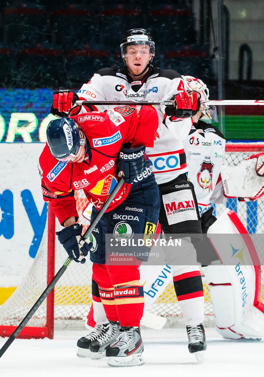 Djurgårdens Dustin Johner  trycks till av Malmös Anton