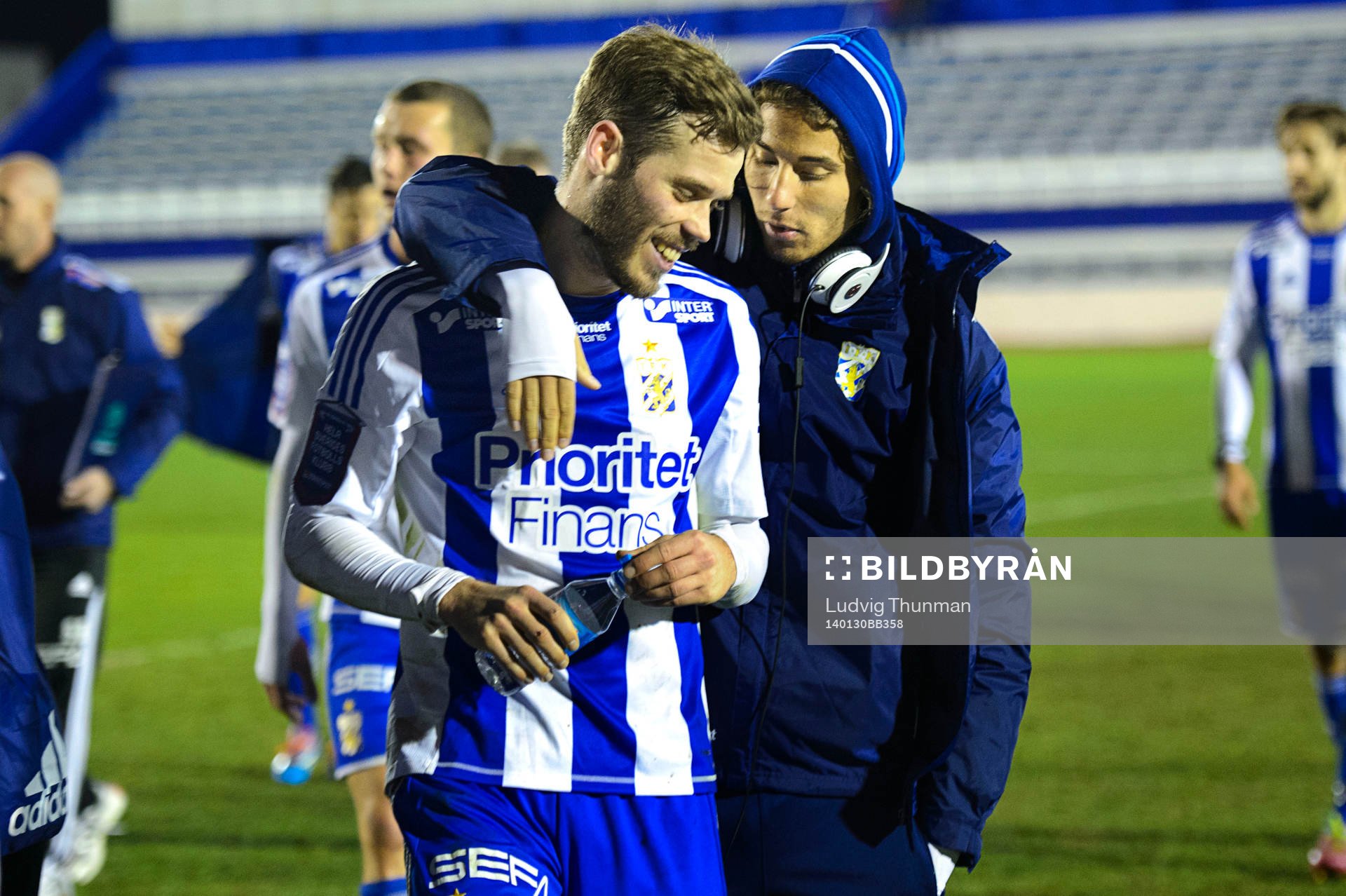 IFK Göteborgs Emil Salomonsson kramas och Jonathan Azulay