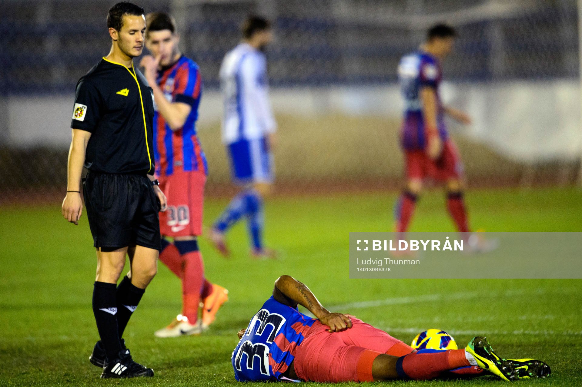 Steaua Bucarest Fernando Varela blir liggande