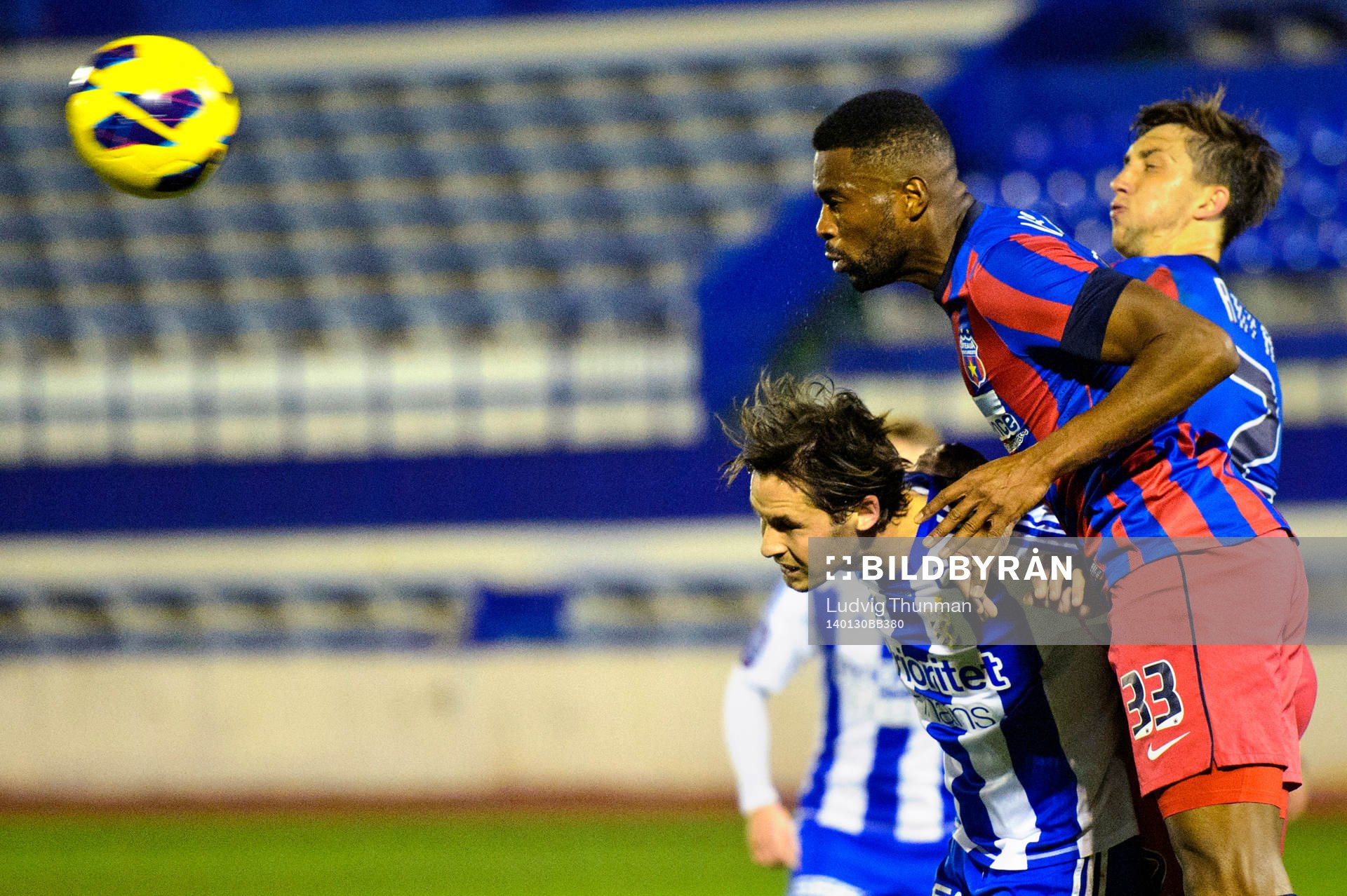 IFK Göteborgs Nordin Gerzic trycks undan av Steaua