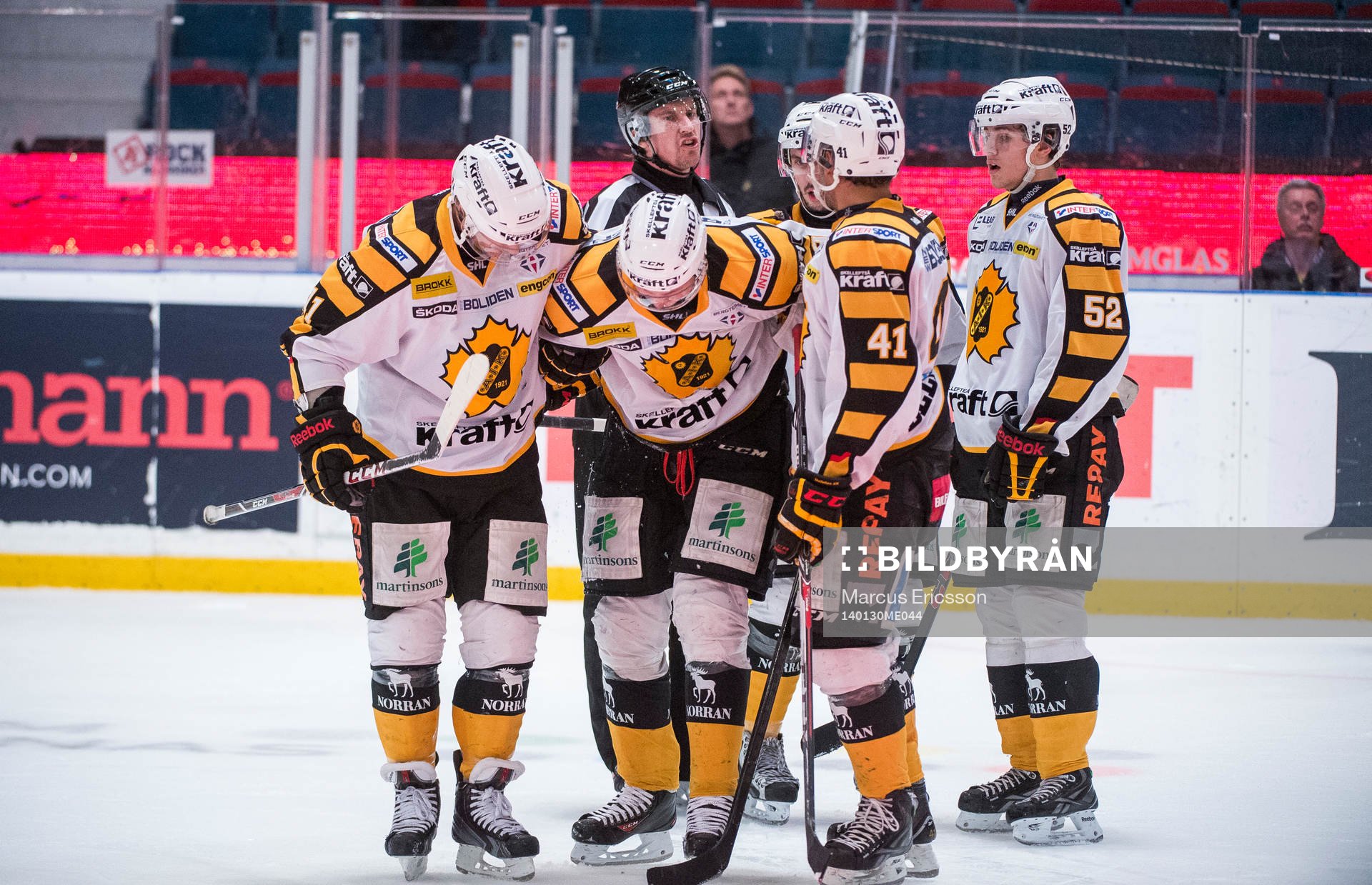 Skellefteås Oscar Sundqvist får hjälp av isen