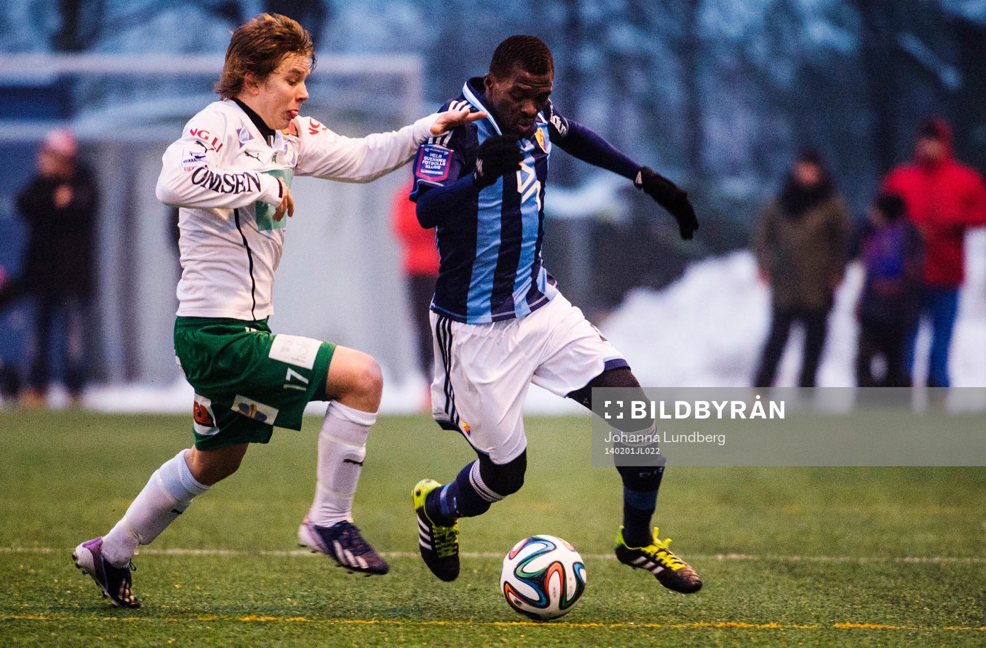 Djurgårdens  Yussif Chibsah  tar sig förbi Mariehamns