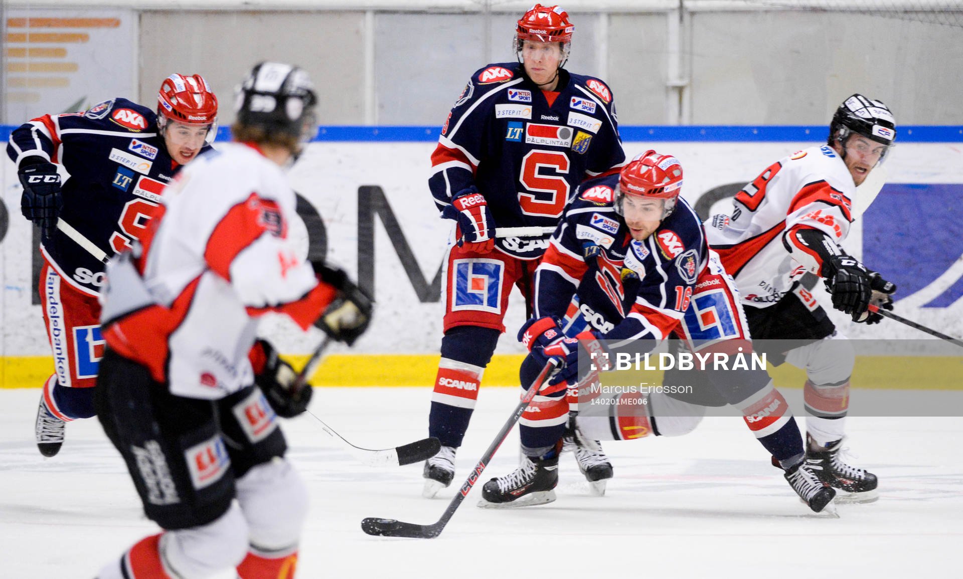 Södertäljes Emil Billberg tar hand om pucken