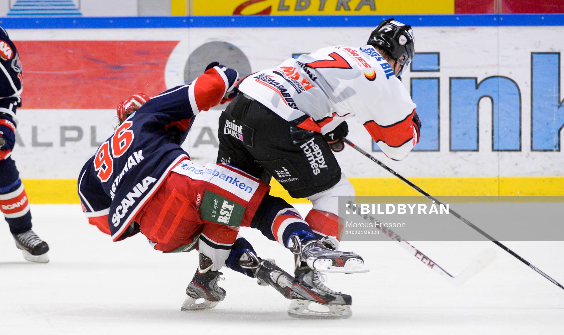 Södertäljes David Pastrnák tacklas av Karlskogas