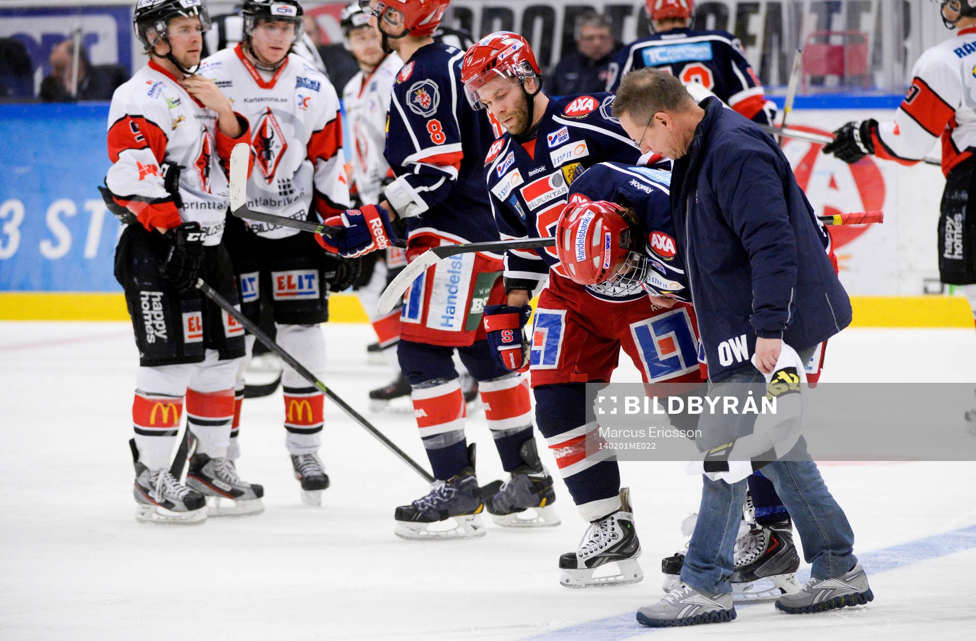 Södertäljes David Pastrnák får hjälp av isen