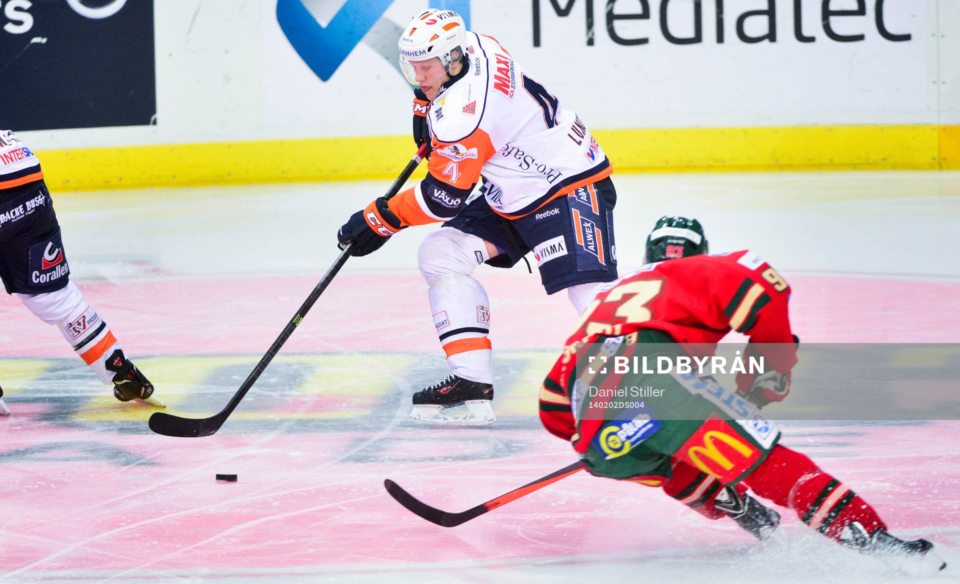 Växjös Niclas Lundgren med pucken och Frölundas Evan