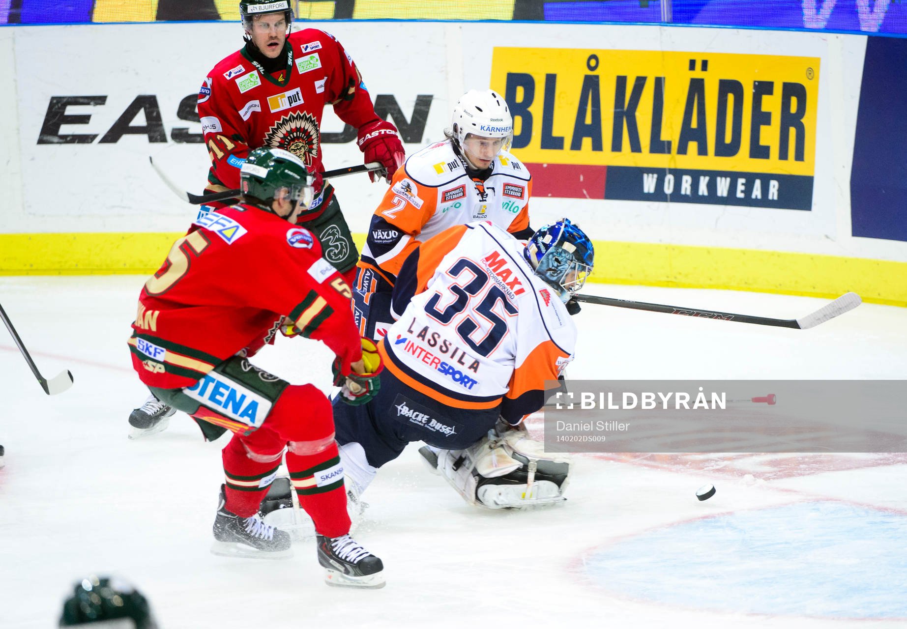 Växjös målvakt Teemu Lassila har koll på pucken