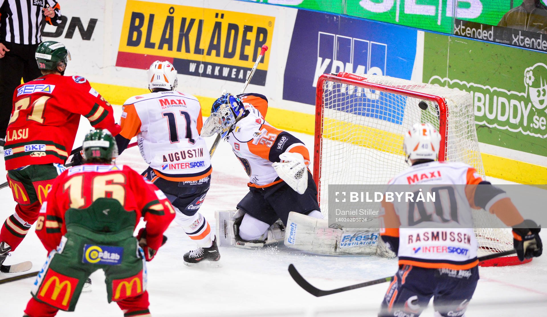 Frölundas Nicklas Lasu gör 2-0 bakom Växjös målvakt