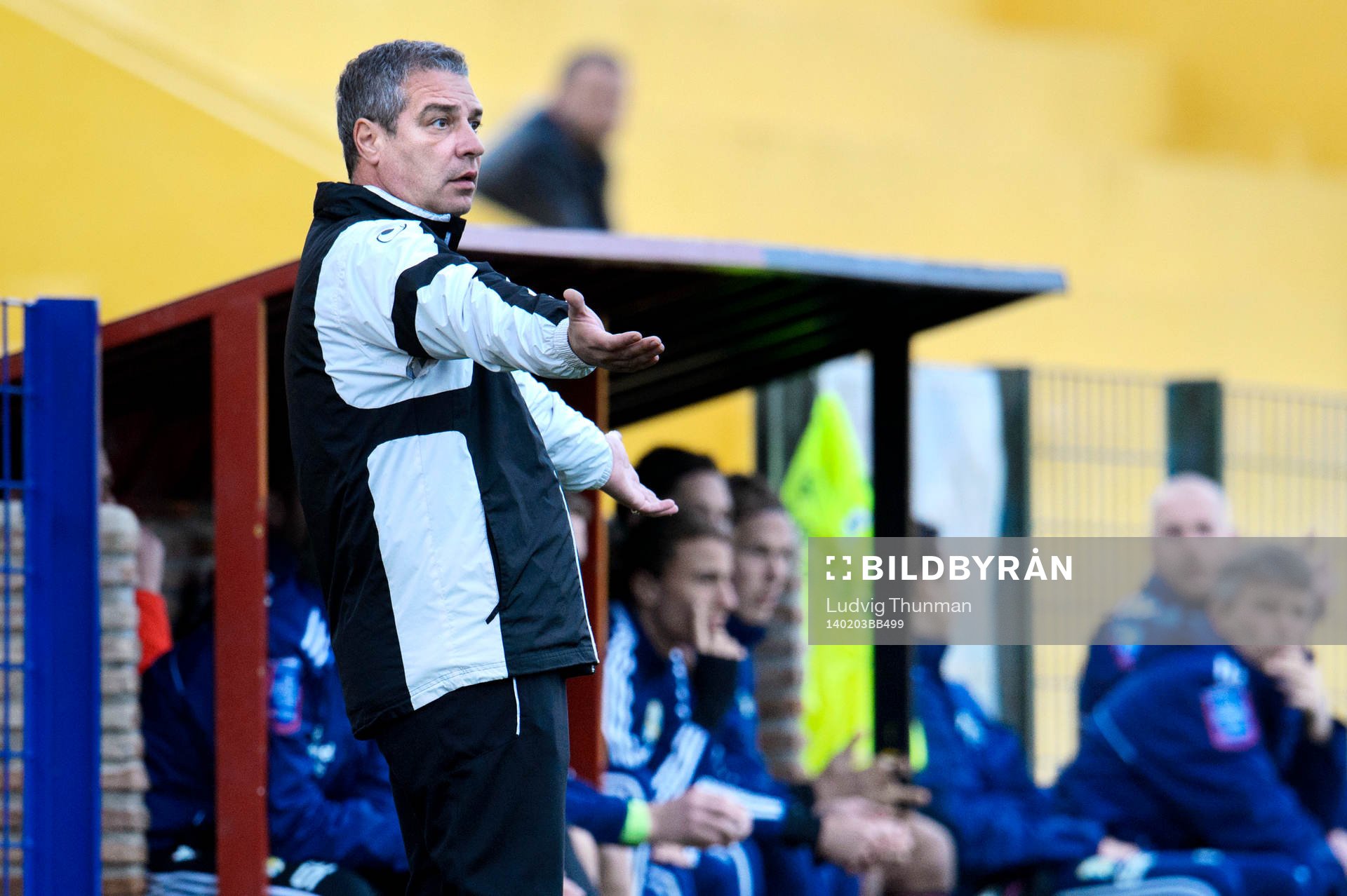 Lokomotiv Plovivs tränare Aleksandar Stankov slår ut med