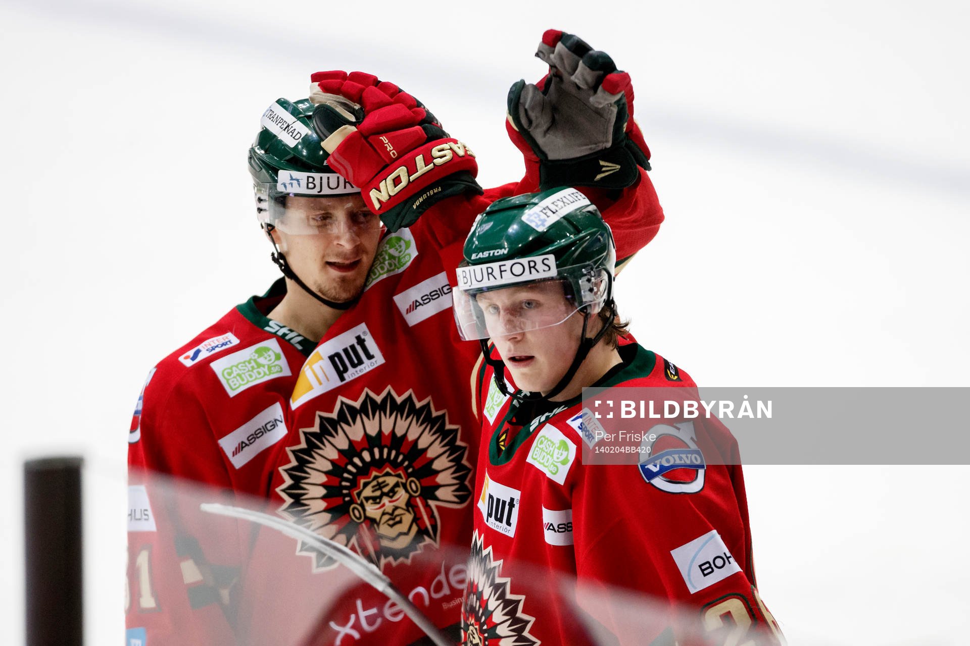Frölundas Nicklas Lasu (v) gratulerar Frölundas Erik