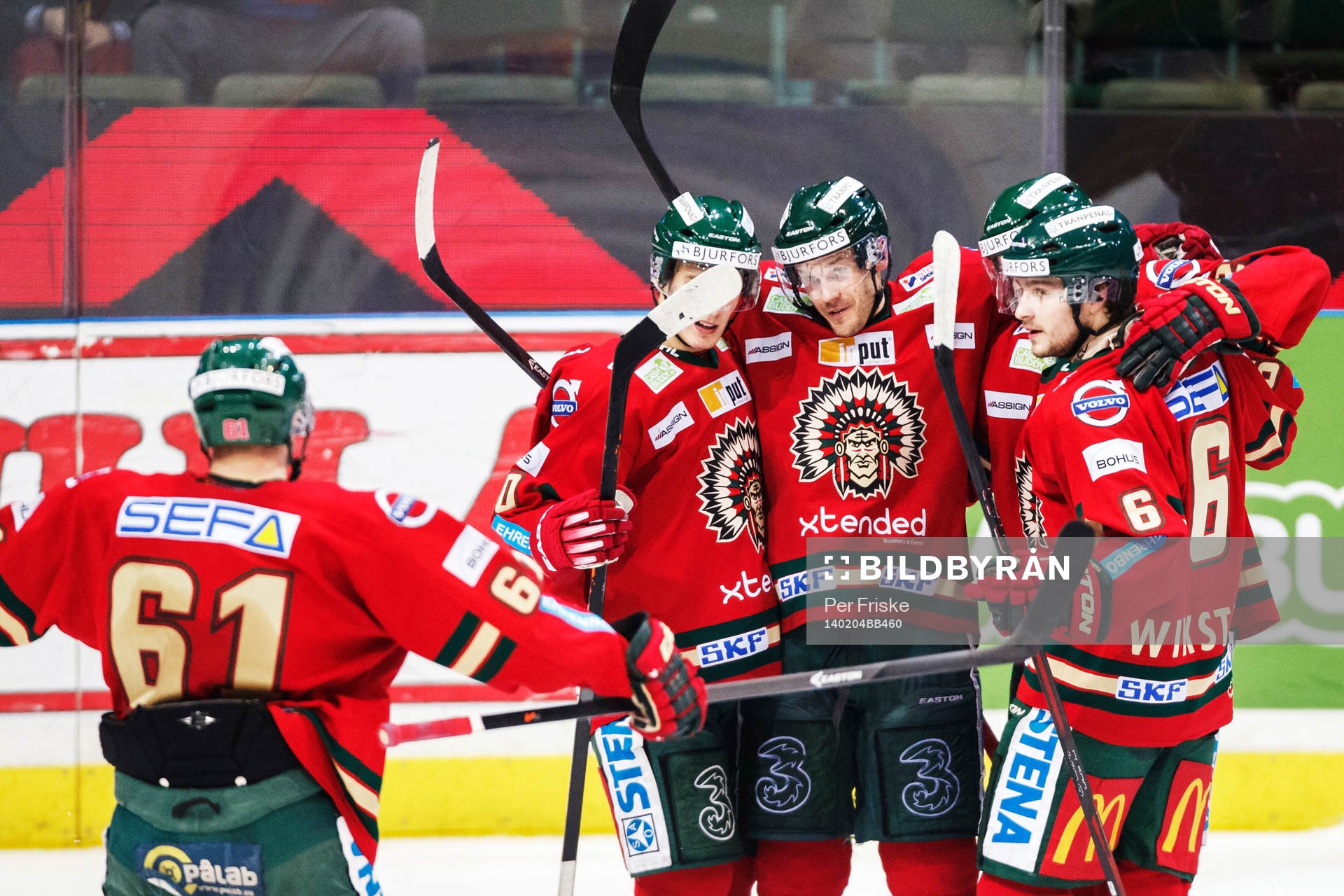 Frölundas Magnus Kahnberg (mitten) gratuleras av