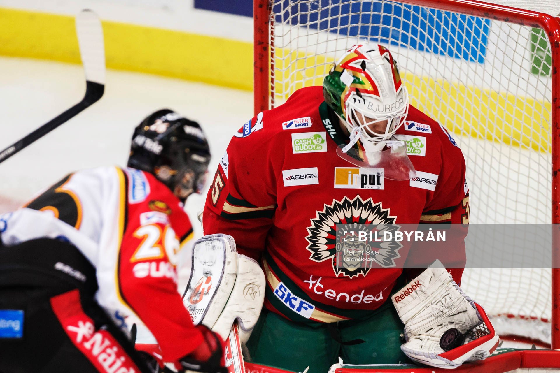 Frölundas målvakt Linus Fernström räddar ett skott