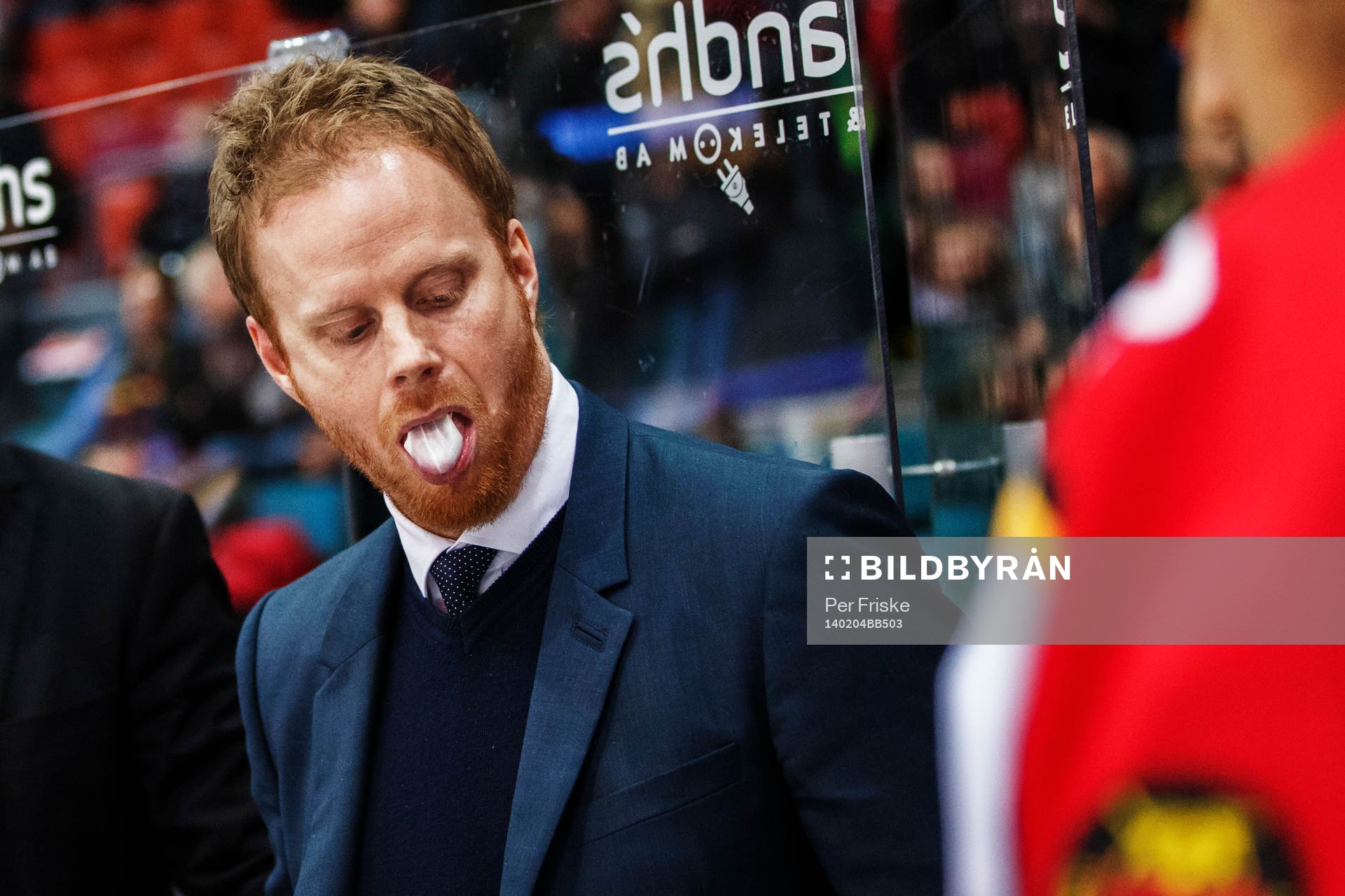 Luleås tränare Jonas Rönnqvist tuggar tuggummi