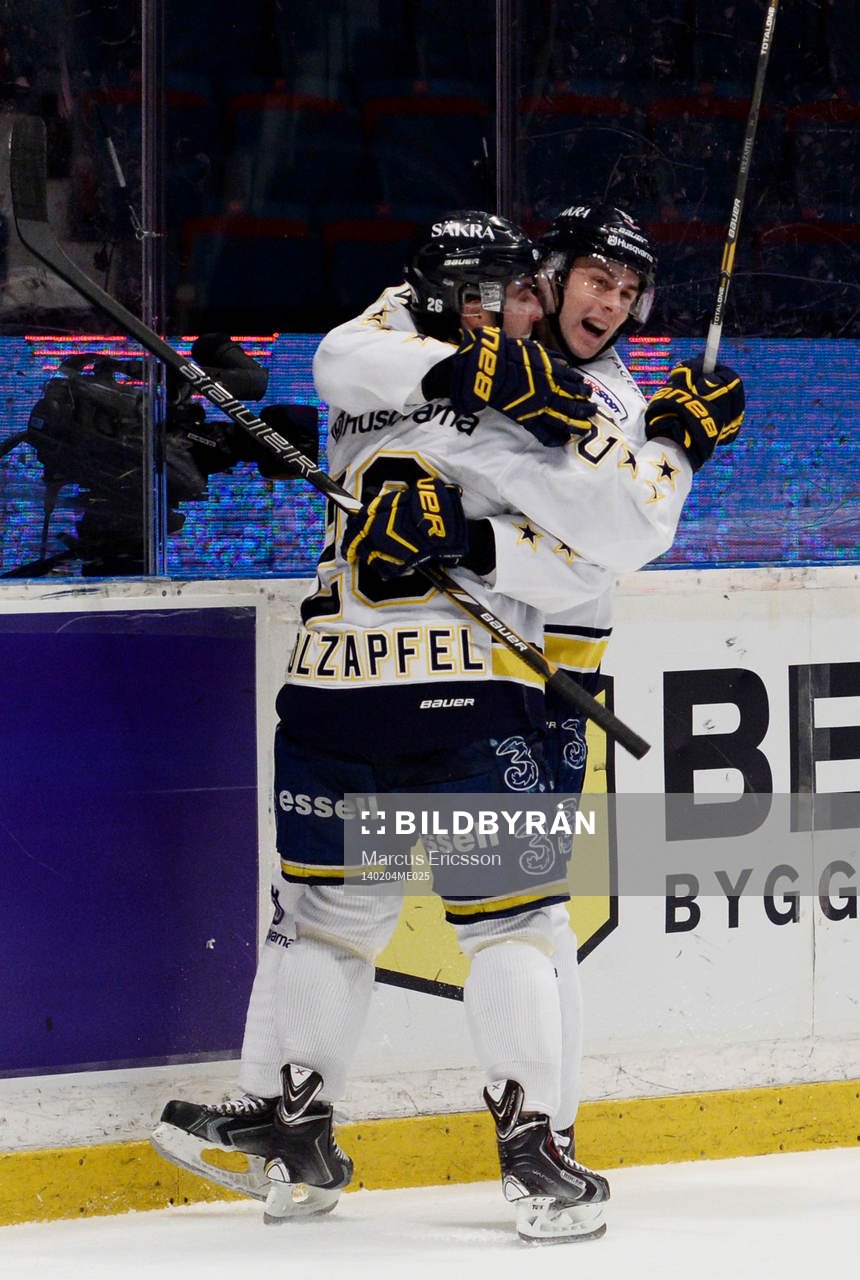 s Riley Holzapfel och Eric Christensen jublar