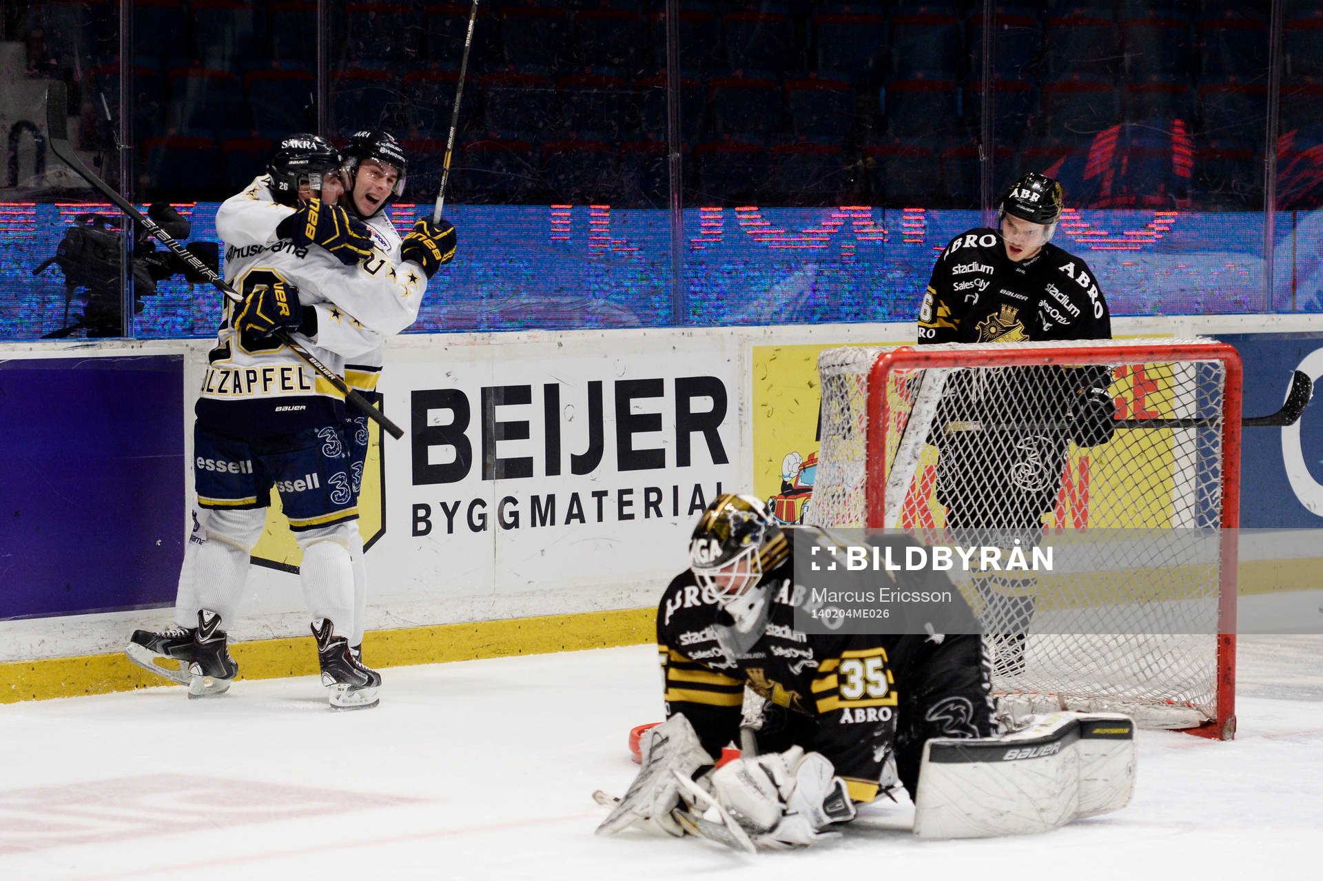s Riley Holzapfel och Eric Christensen jublar