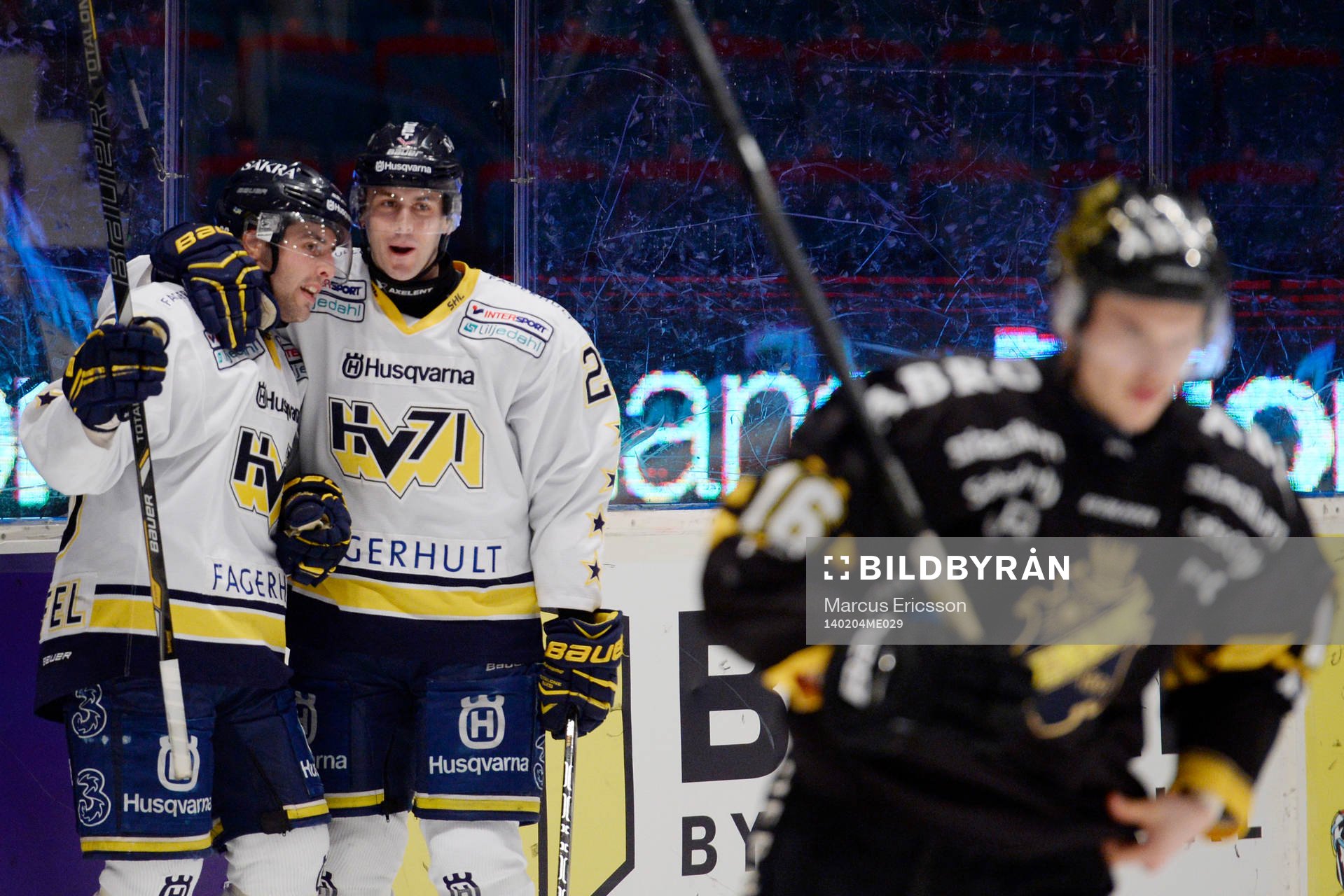 s Riley Holzapfel och Eric Christensen jublar