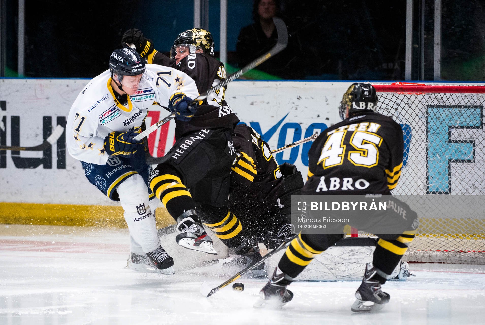 s Derek Joslin trycker undan HV71:s William Karlsson
