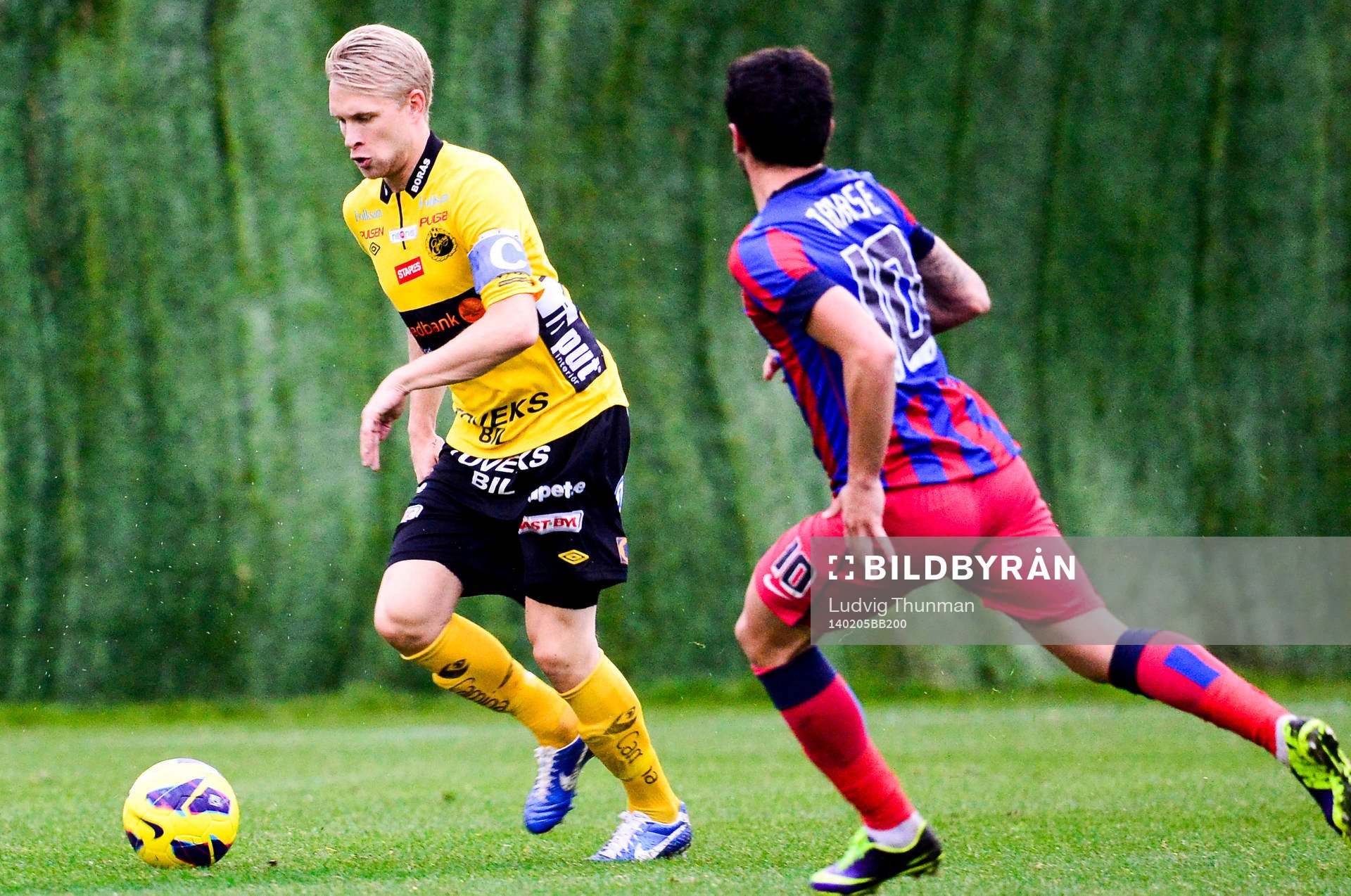 Elfsborgs Johan Larsson jagas av Steaua Bucarests Tanase