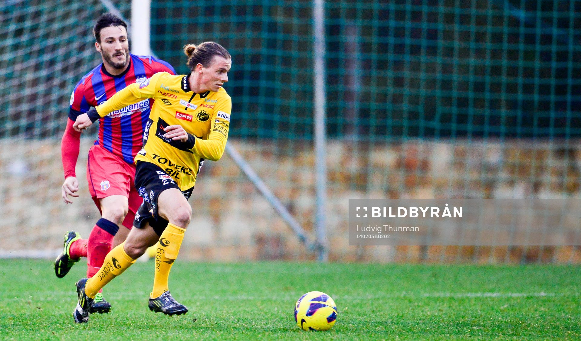 Elfsborgs Niklas Hult jagas av Steaua Bucarests  Piovaccari