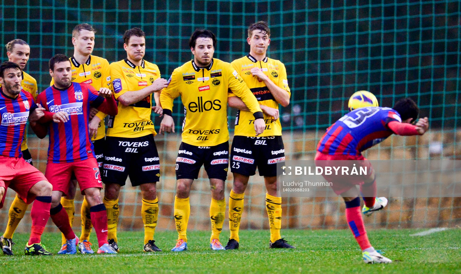 Steaua Bucarests Stanciu Nicolae skjuter en frispark mot