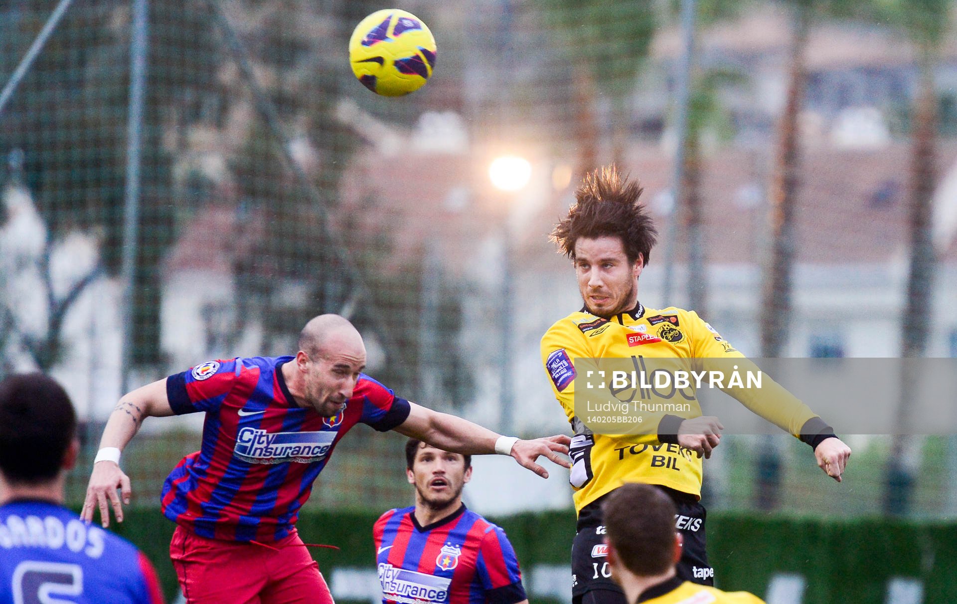 Elfsborgs Mikkel Beckmann och Steaua Bucarests Iasmin