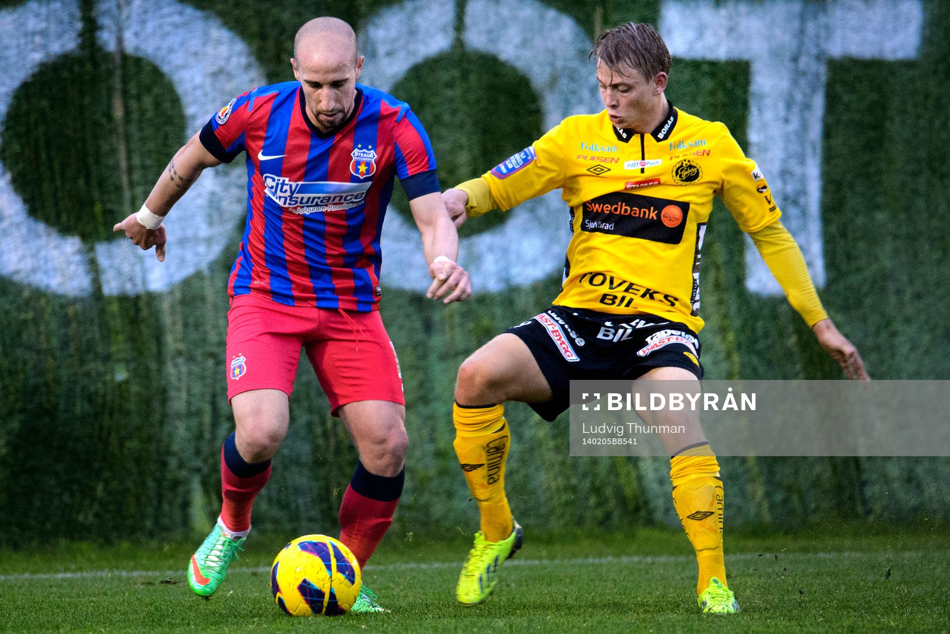 Steaua Bucarest Iasmin Latovlevici jagas av Elfsborgs Simon