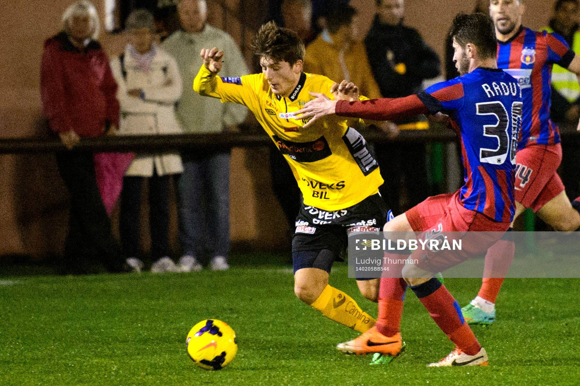 Elfsborgs Arber Zeneli jagas av Steaua Bucarest Mihai Radut