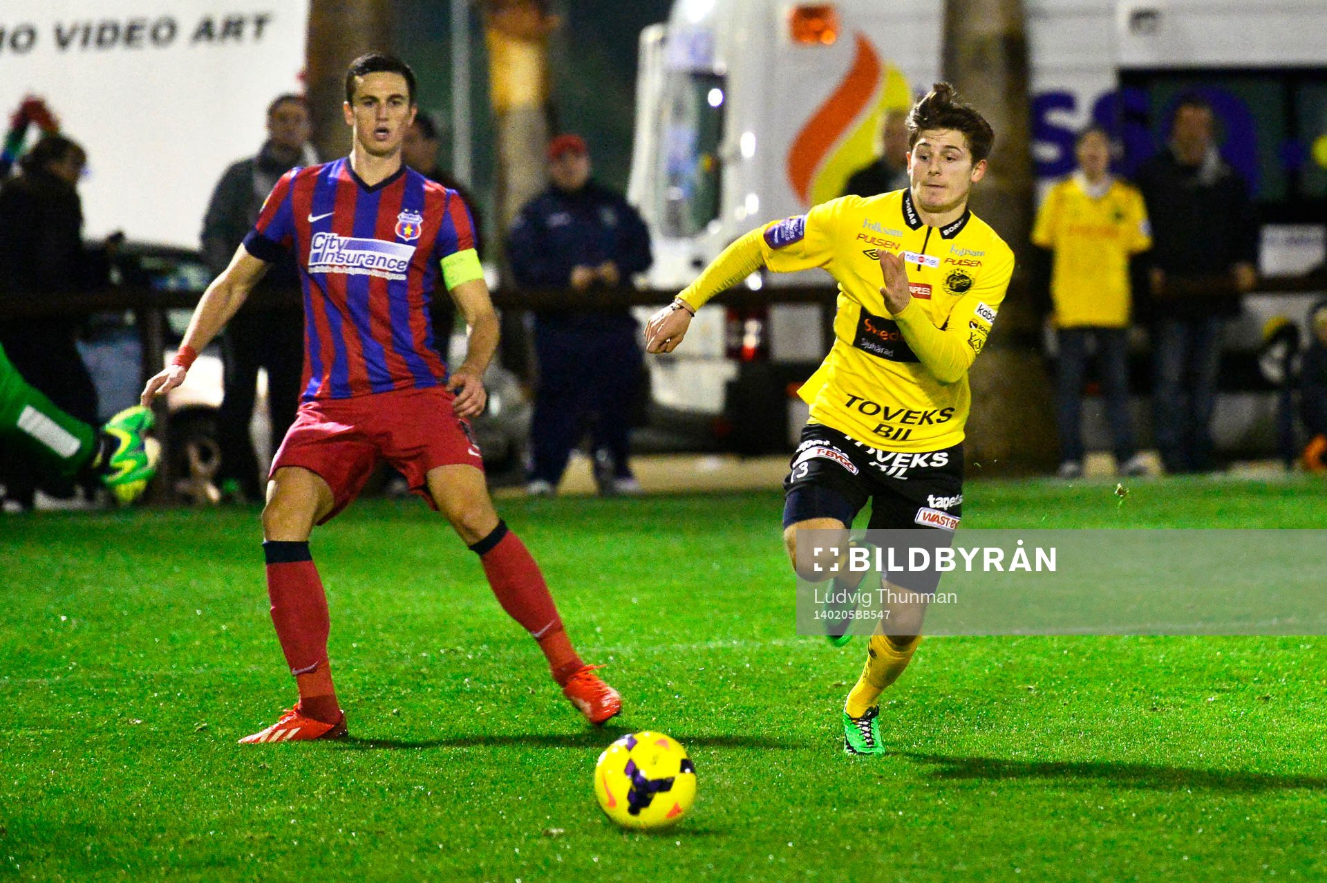 Elfsborgs Arber Zeneli jagar boll