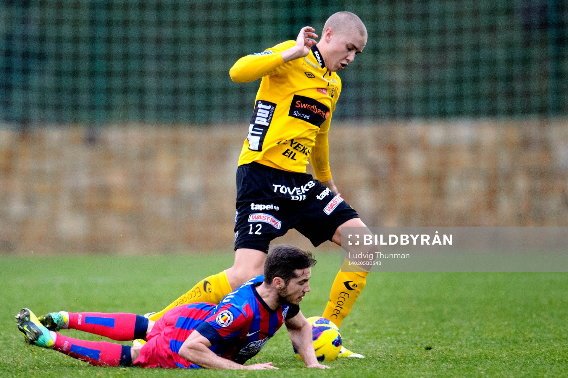 Elfsborgs Sebastian Holmén snor bollen från Steaua