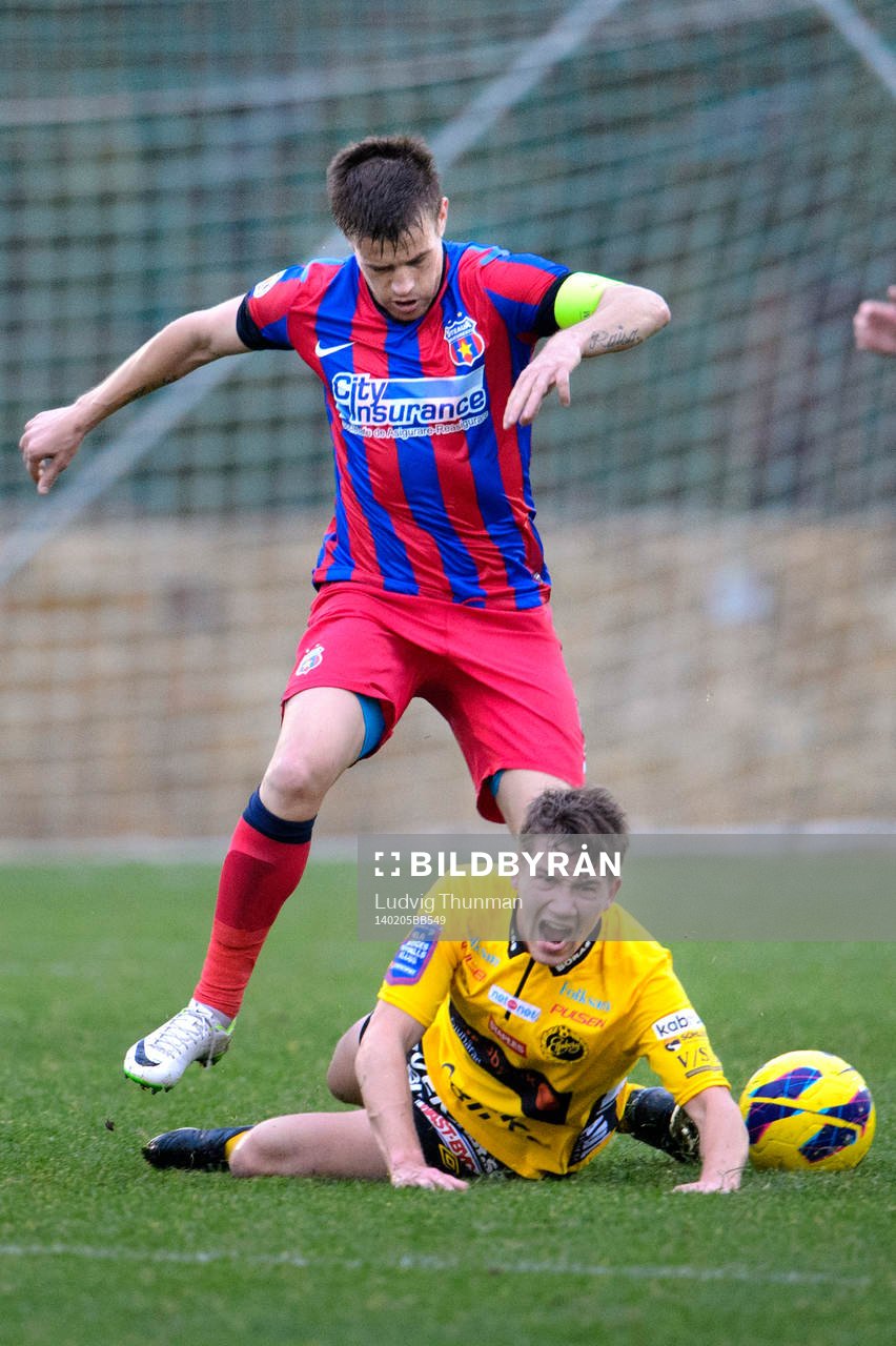 Elfsborgs Marcus Rohdén faller framför Steaua Bucarest