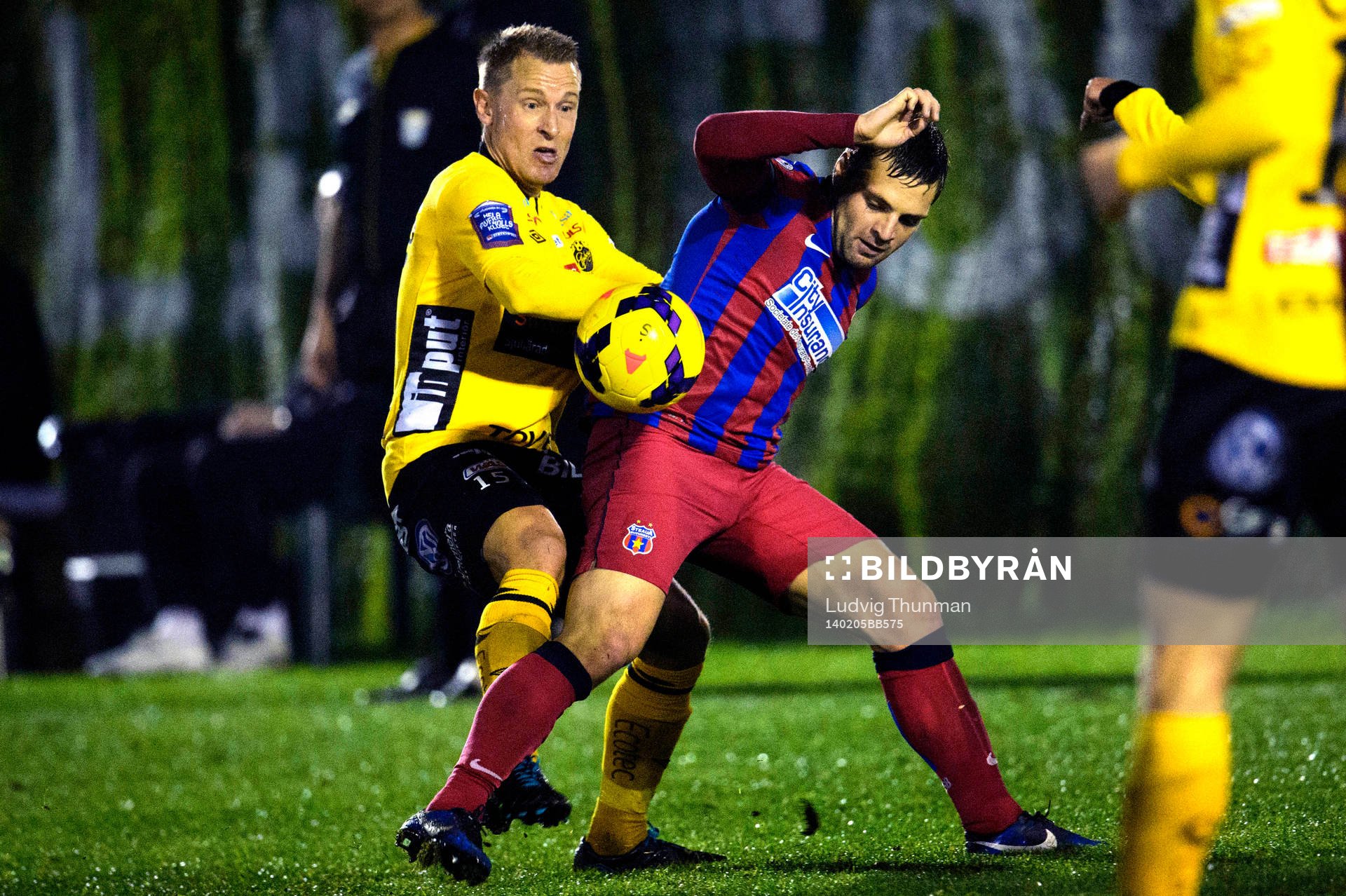 Elfsborgs Andreas Klarström i kamp om bollen med Steaua
