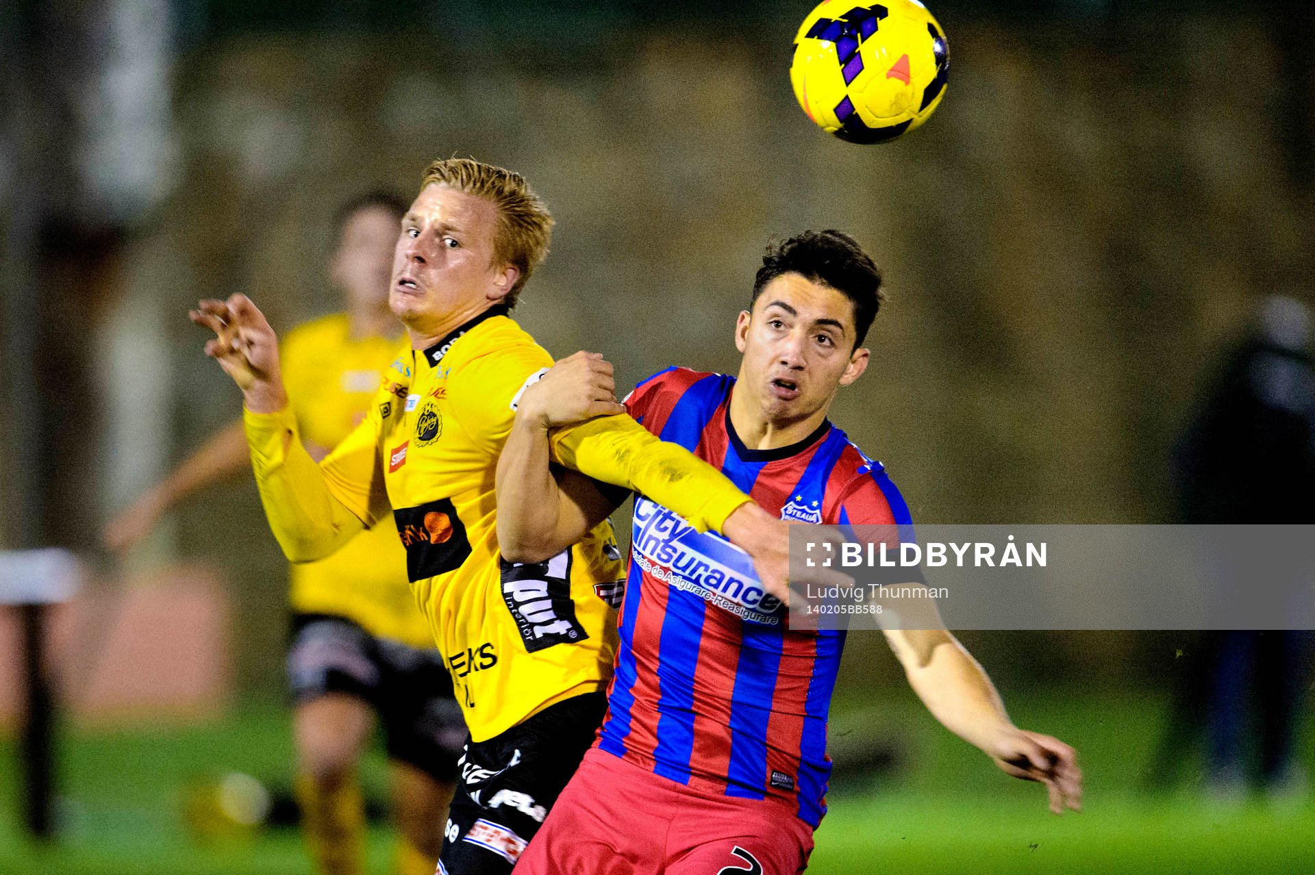 Elfsborgs Per Frick i kamp med Steaua Bucarests Paul Pirvulescu under träningsmatchen mellan Steaua Bucarest och Eflsborg 05 februari 2014 i Marbella, Spanien.