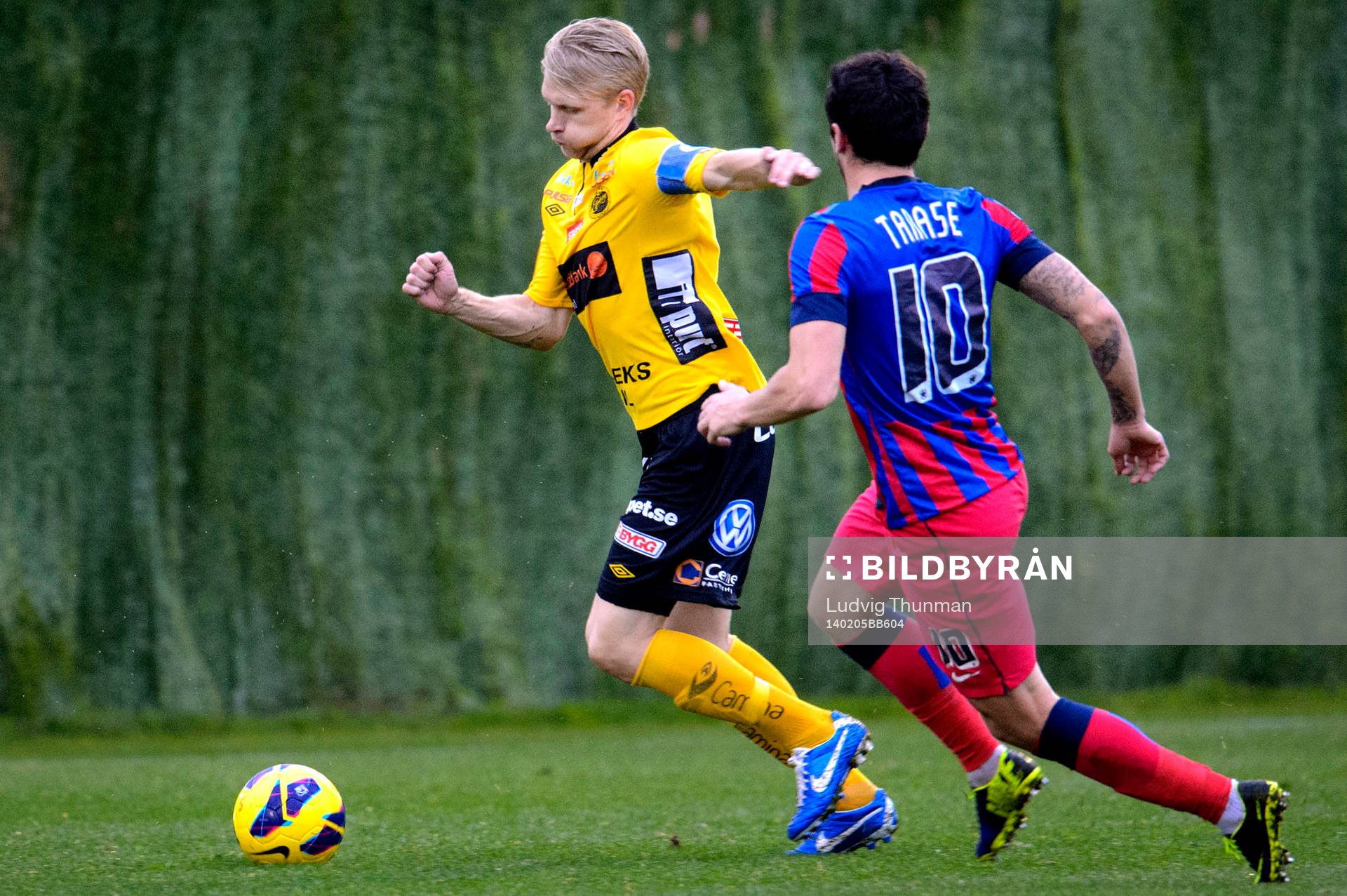 Elfsborgs Johan Larsson jagas av Steaua Bucarest Christian