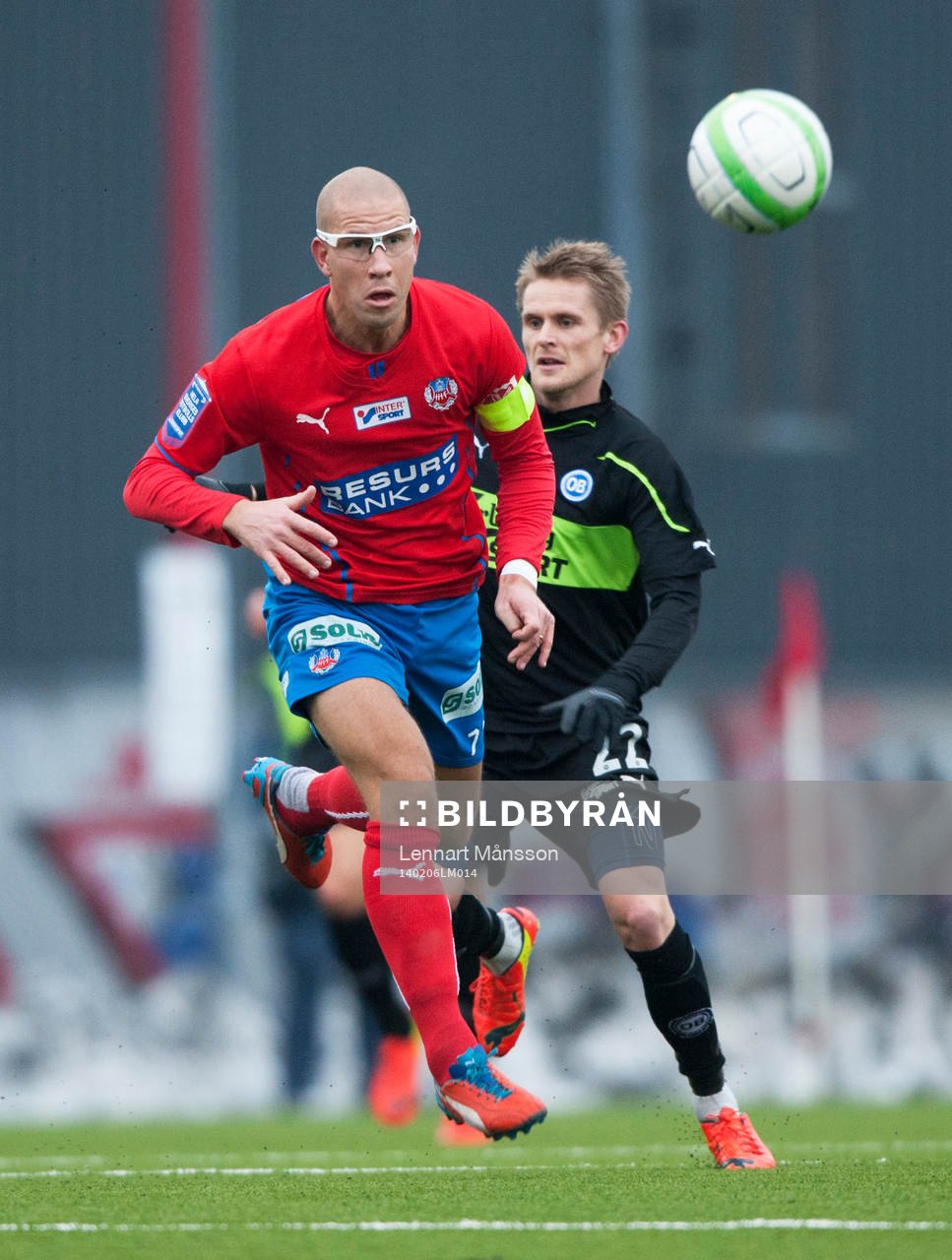 Helsingborgs Mattias Lindström i glasögon i