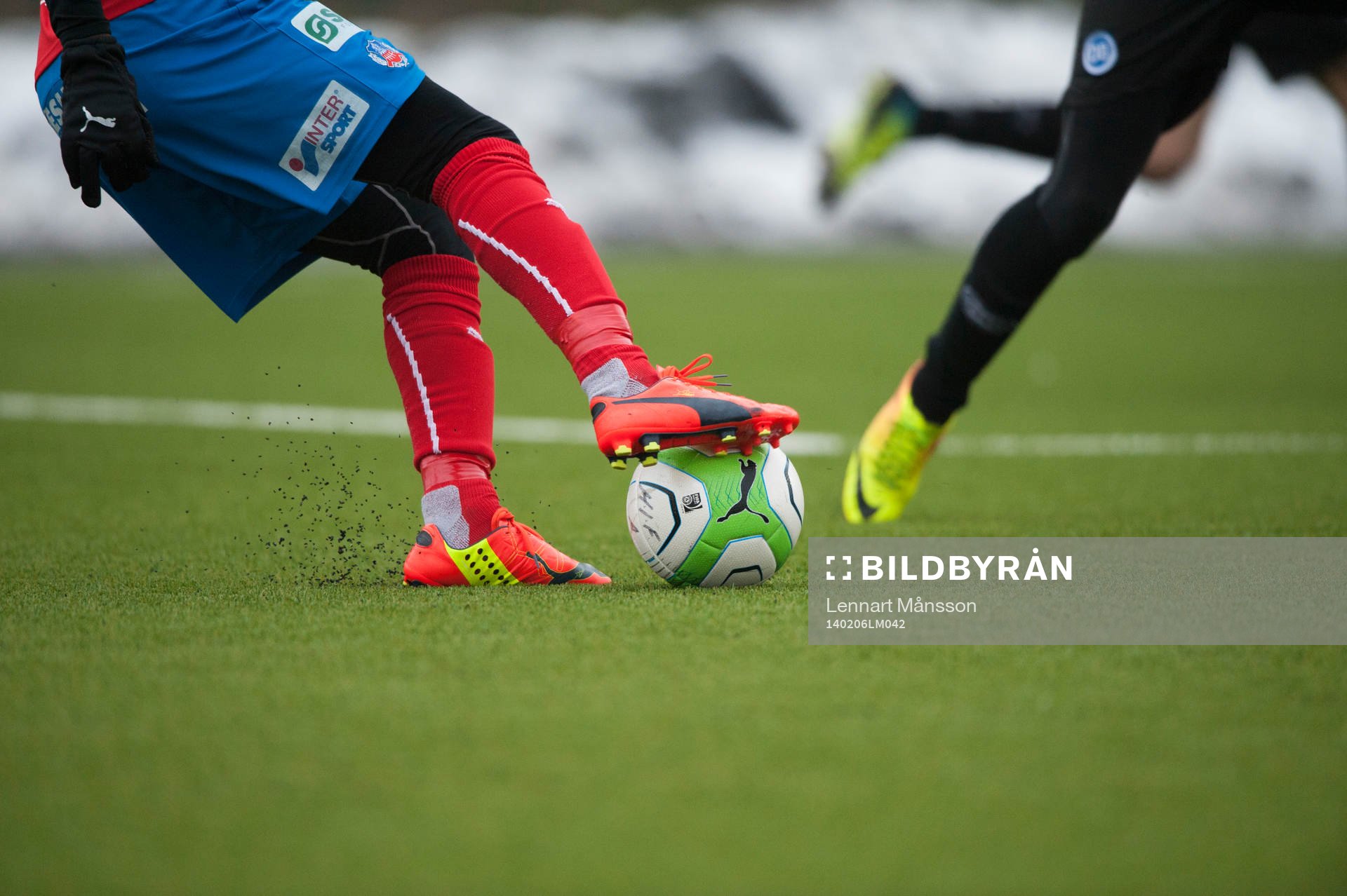 Bollbehandling på konstgräset, fotboll, fotbollsskor
